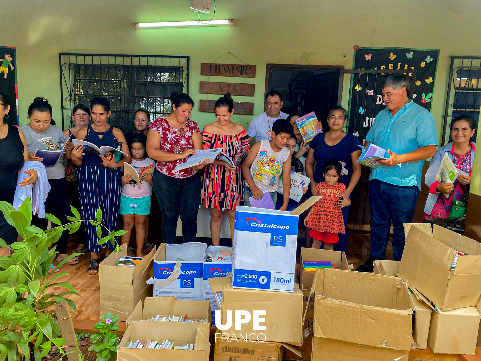 Luis González Vaesken entregó donaciones a colegio franqueño