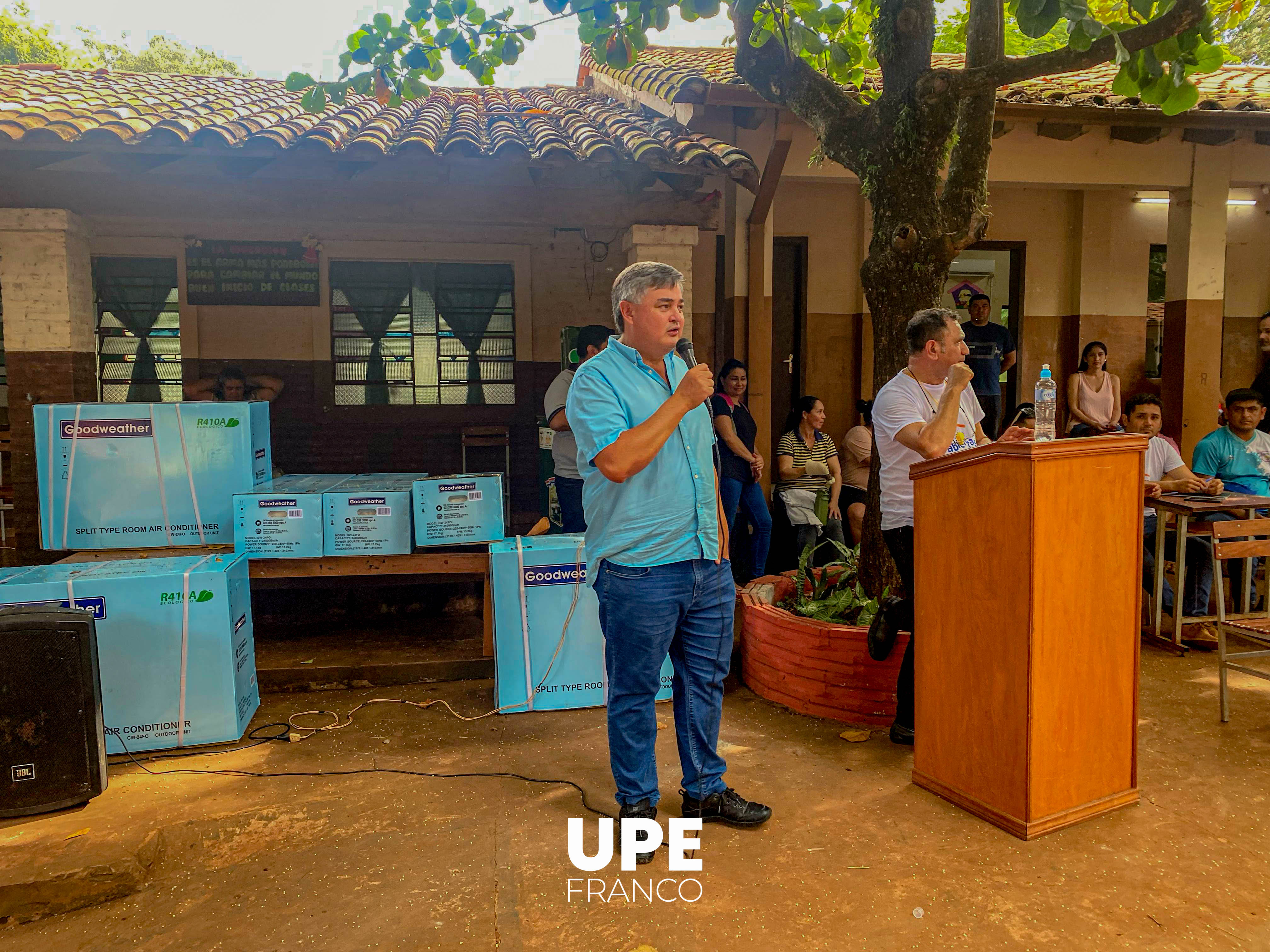 Luis González Vaesken entregó donaciones a colegio franqueño