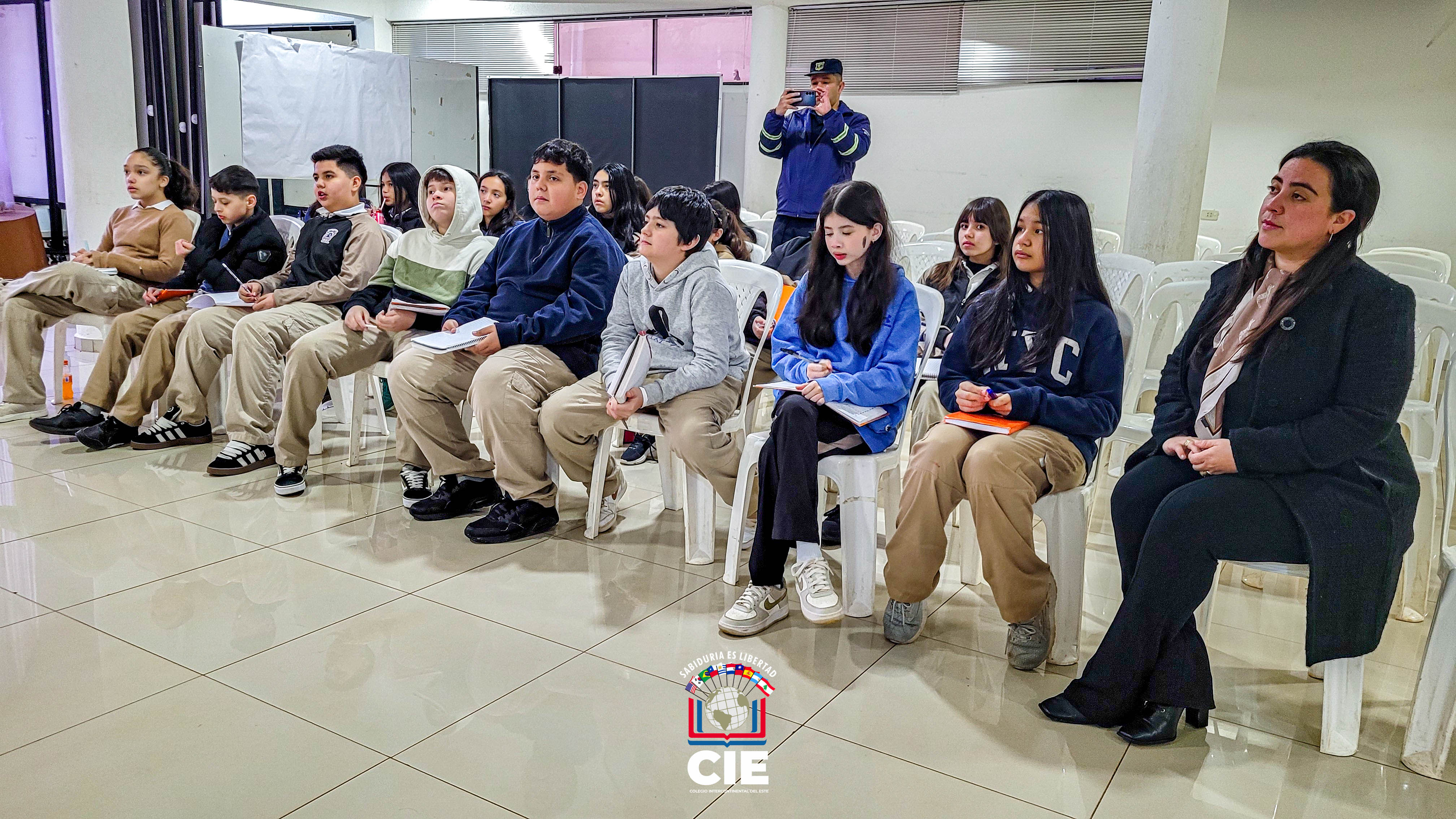 Estudiantes del CIE participan en charla sobre normas y seguridad vial