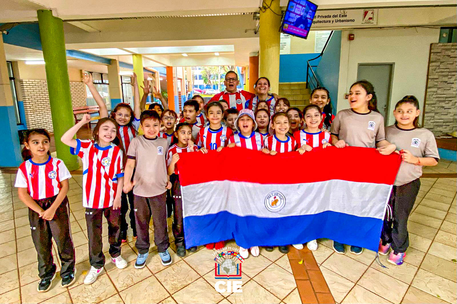 Comunidad del CIE se une en apoyo a la Selección Paraguaya