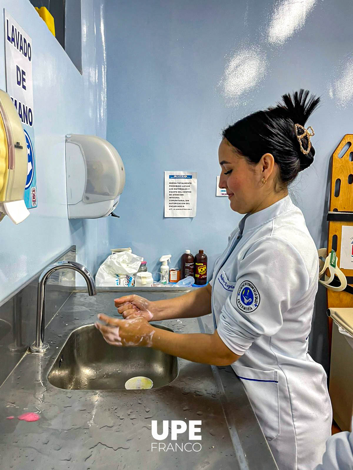 Clase práctica sobre lavado de manos médico: Enfermería UPE