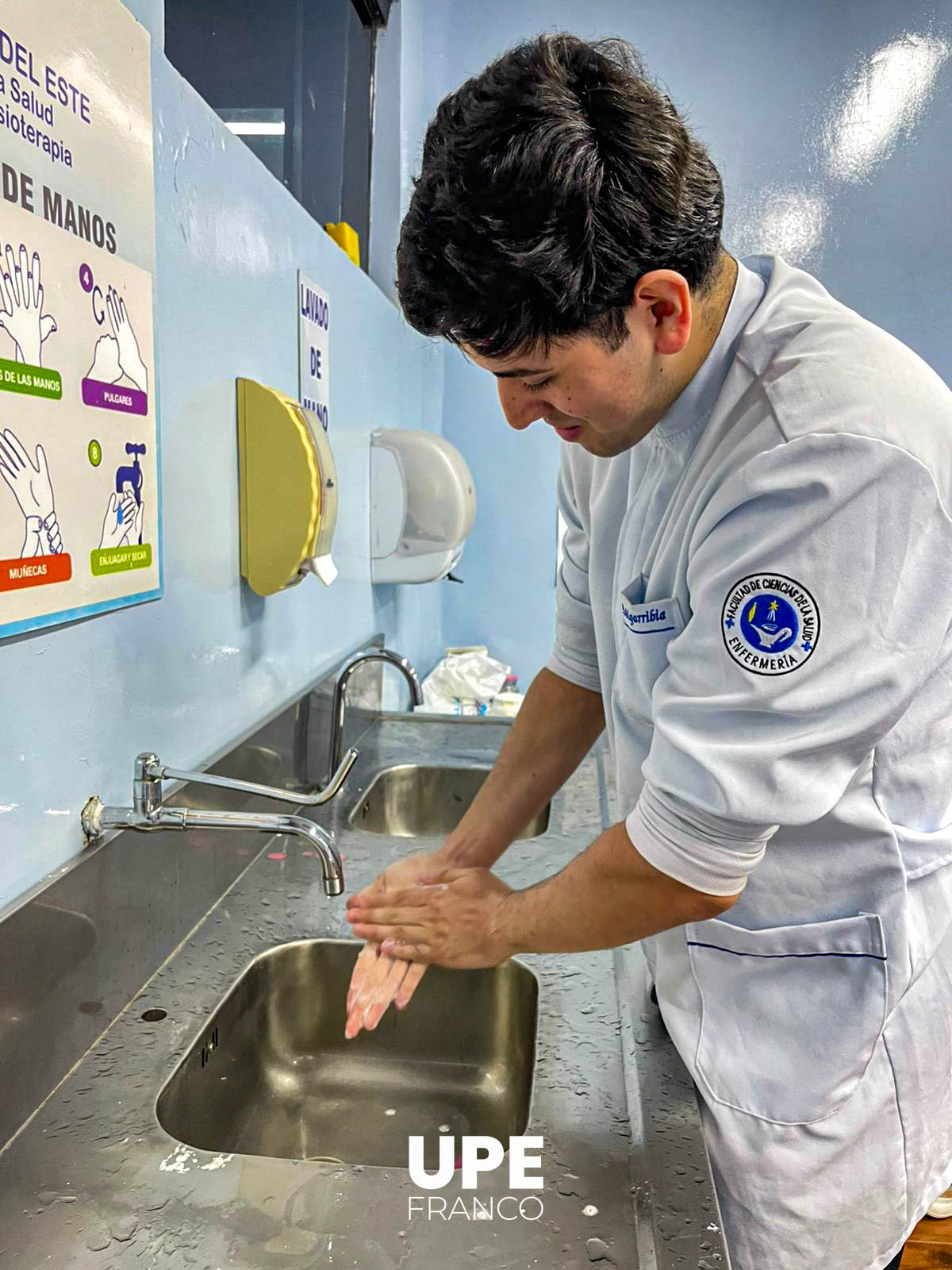 Clase práctica sobre lavado de manos médico: Enfermería UPE