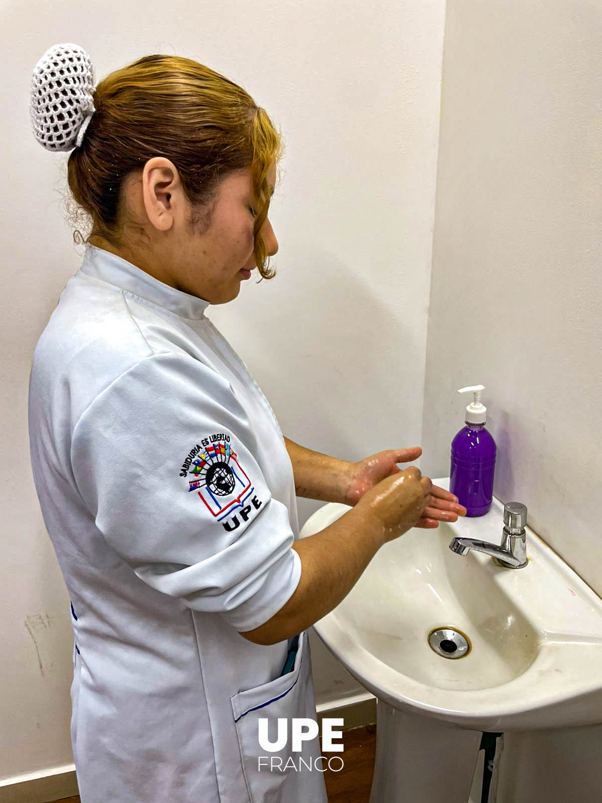 Clase práctica sobre lavado de manos médico: Enfermería UPE
