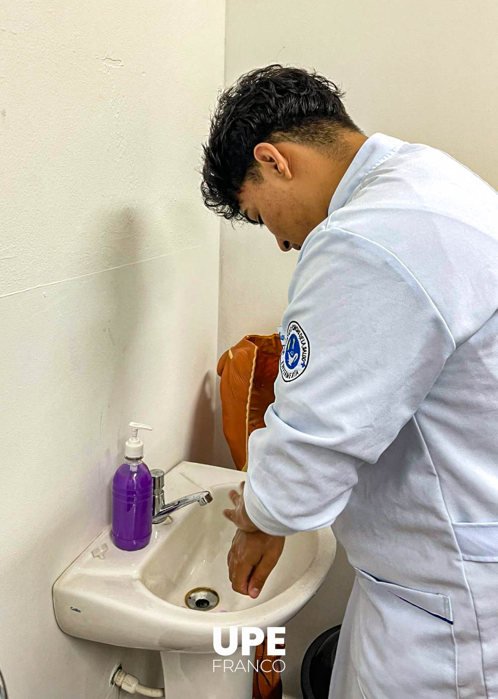 Clase práctica sobre lavado de manos médico: Enfermería UPE