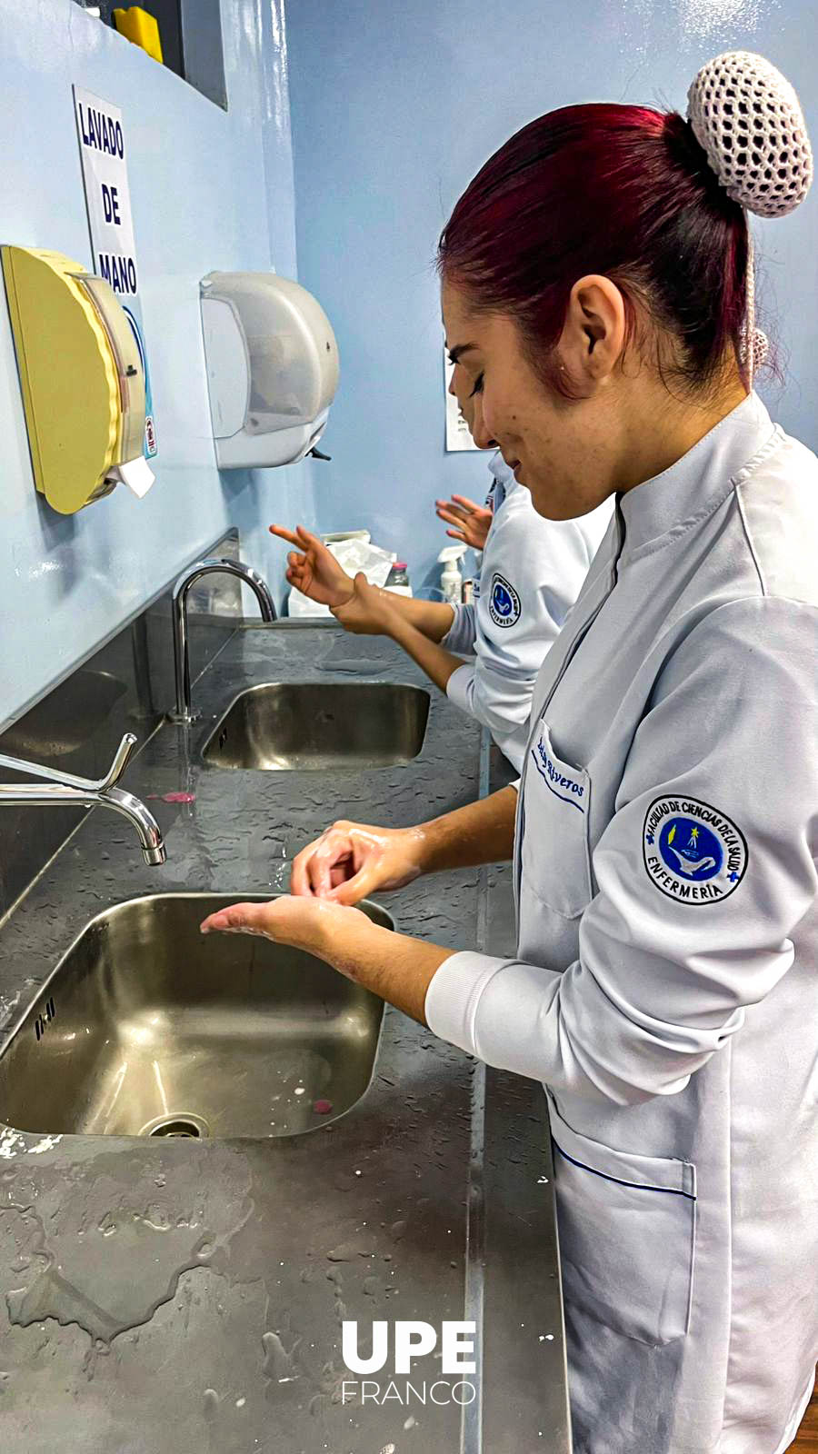 Clase práctica sobre lavado de manos médico: Enfermería UPE