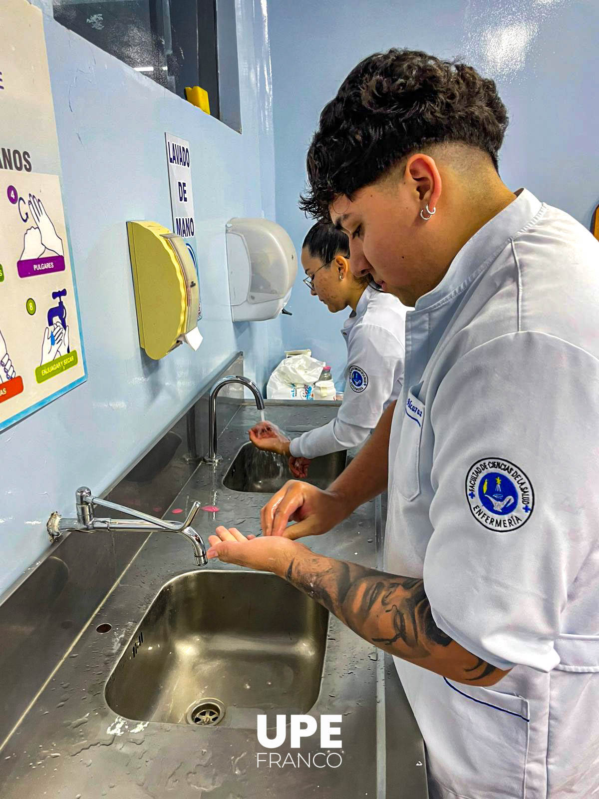 Clase práctica sobre lavado de manos médico: Enfermería UPE