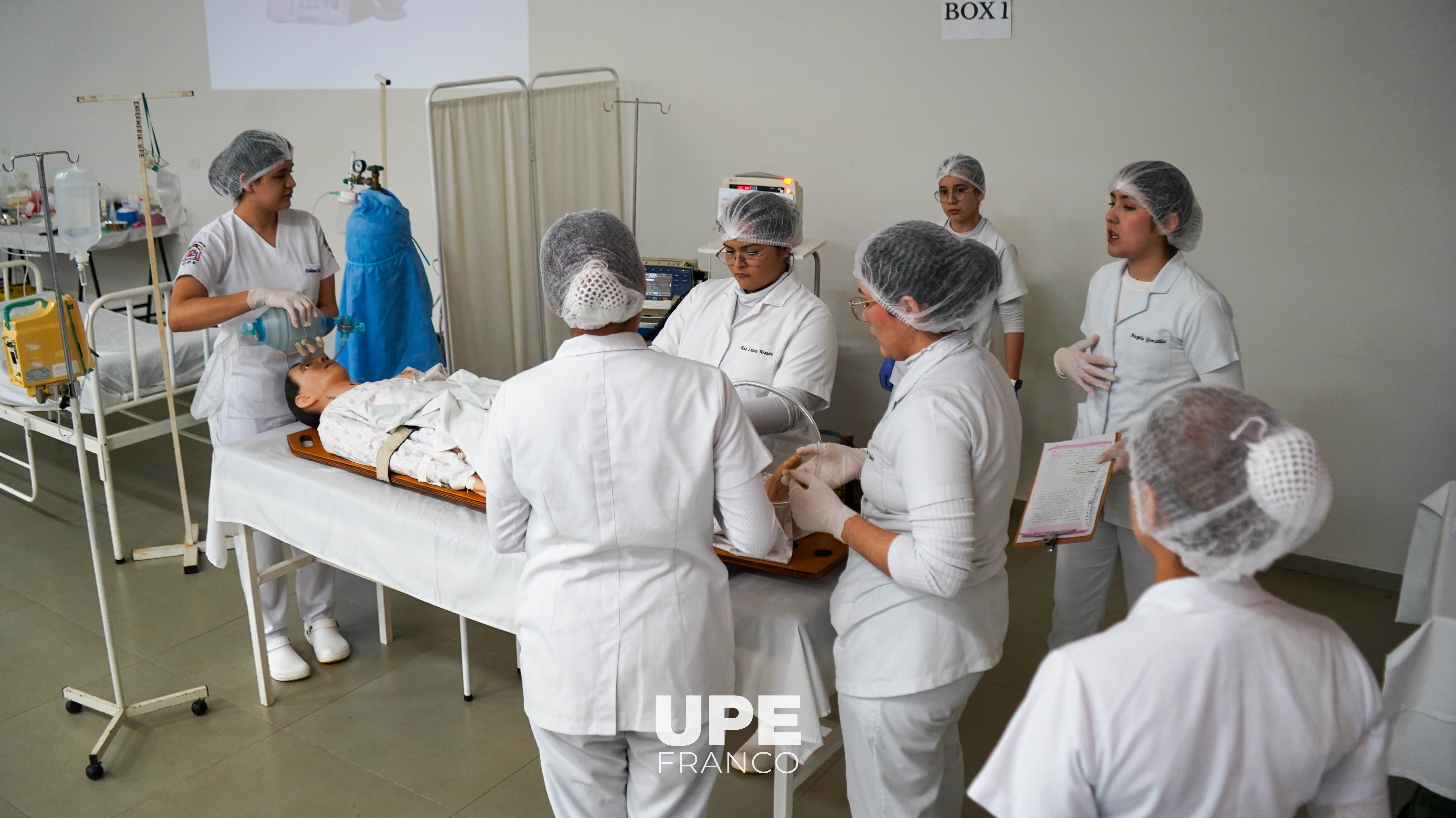 ESTUDIANTES DE ENFERMERÍA REALIZARON SIMULACIÓN DE CASOS CLÍNICOS EN EL MARCO DE UN PROYECTO DE INTEGRACIÓN DE MATERIAS