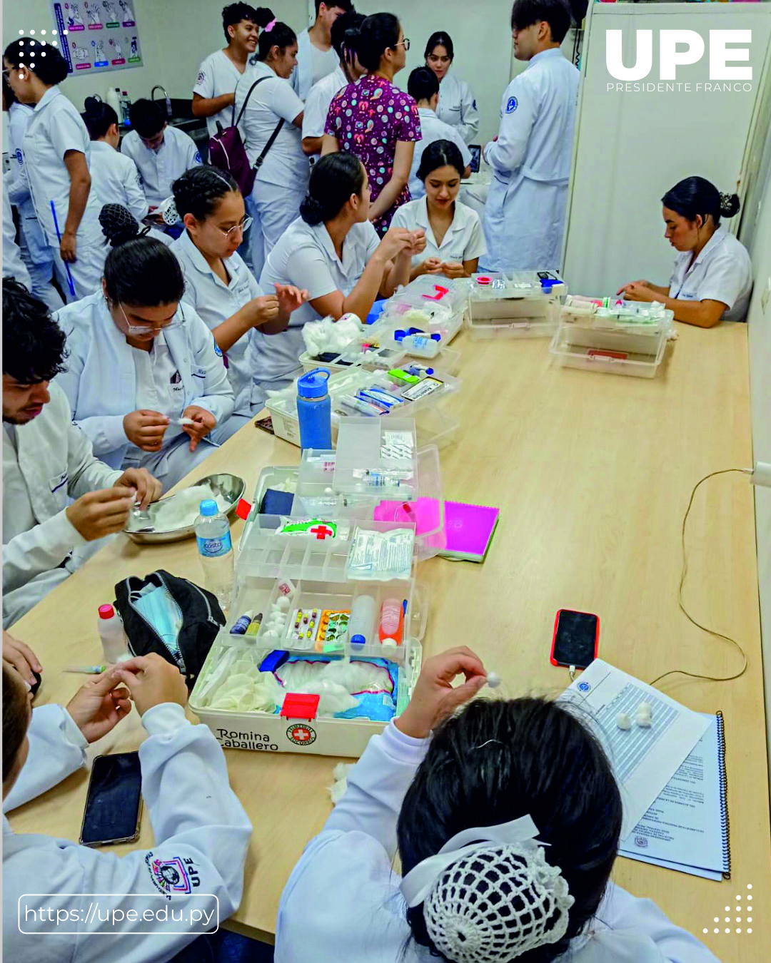 Estudiantes de Enfermería inician las Prácticas en Laboratorio