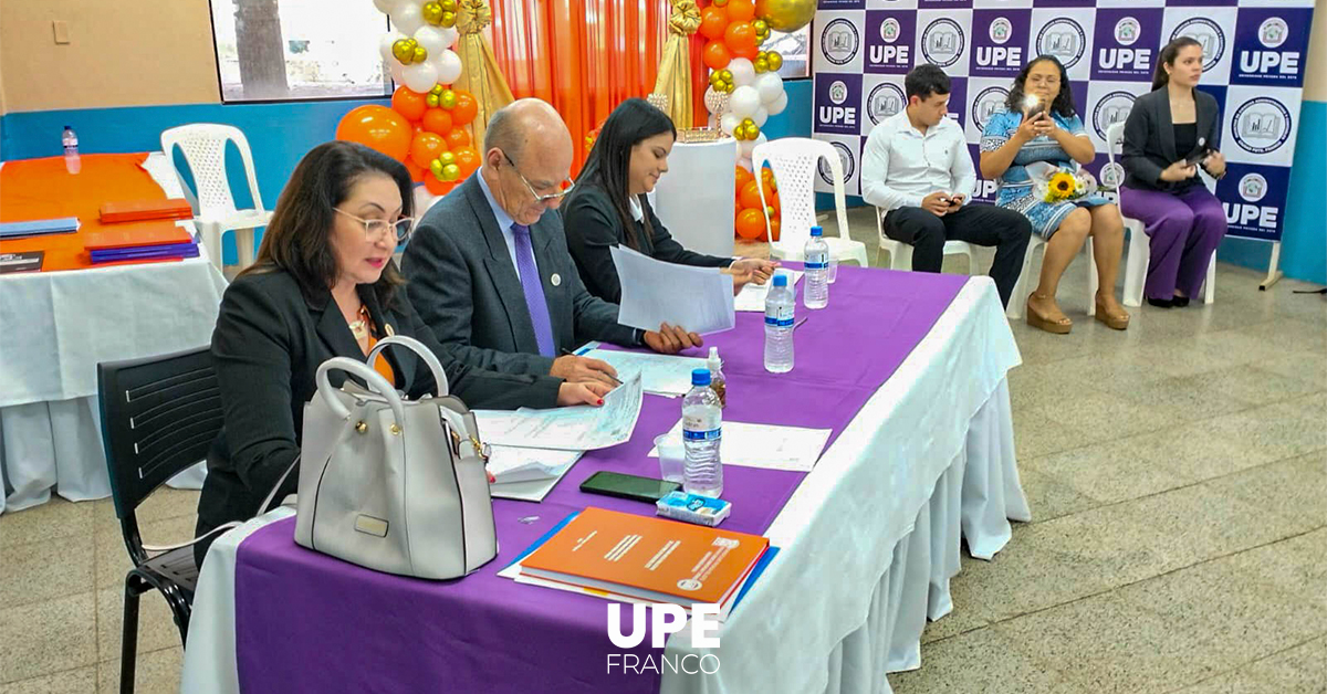 Tesistas de Ingeniería Comercial Culminan su Formación Académica: Compromiso y Excelencia