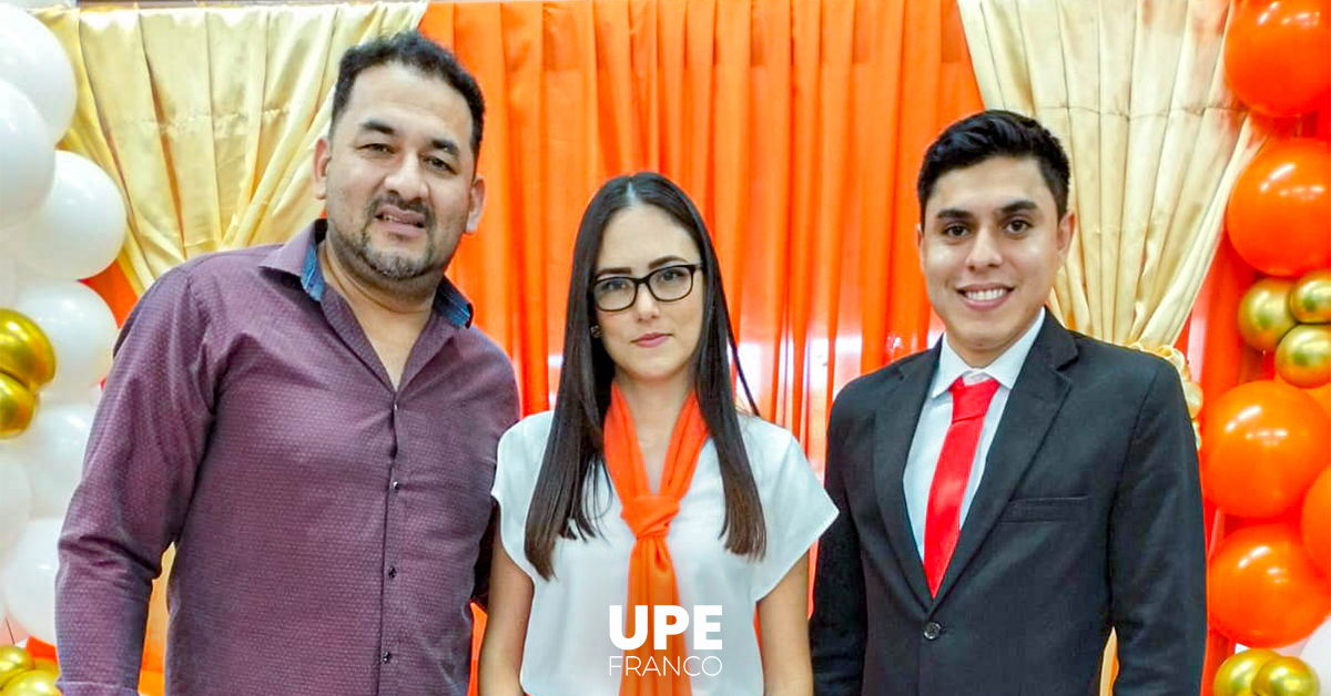 Tesistas de Ingeniería Comercial Culminan su Formación Académica: Compromiso y Excelencia