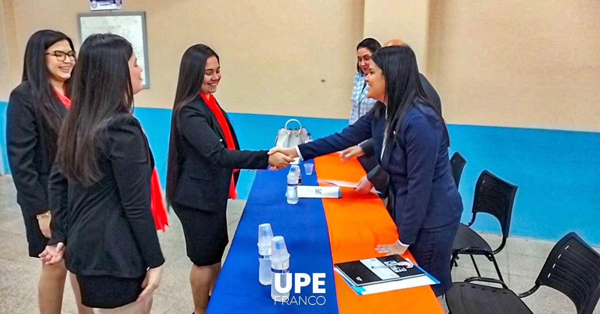 Tesistas de Ingeniería Comercial Culminan su Formación Académica: Compromiso y Excelencia