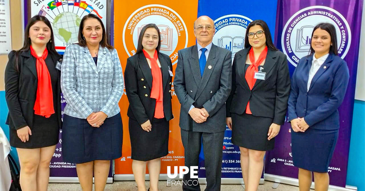 Tesistas de Ingeniería Comercial Culminan su Formación Académica: Compromiso y Excelencia