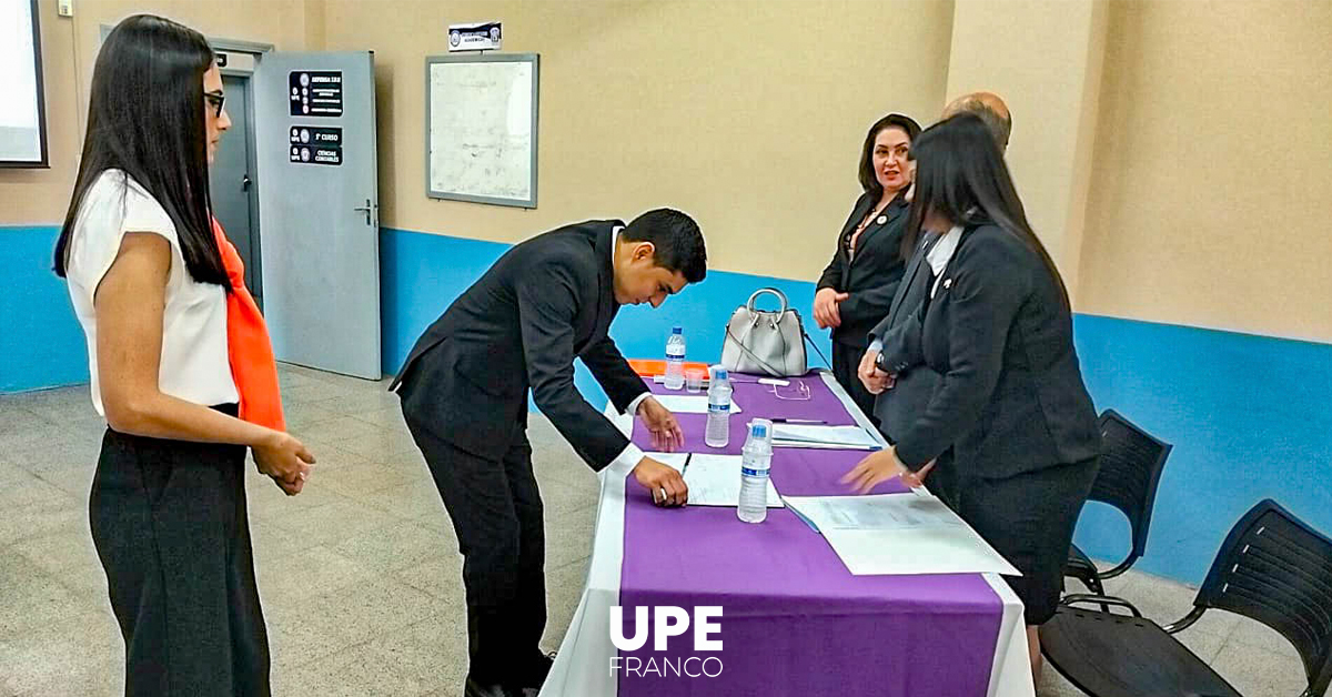 Tesistas de Ingeniería Comercial Culminan su Formación Académica: Compromiso y Excelencia