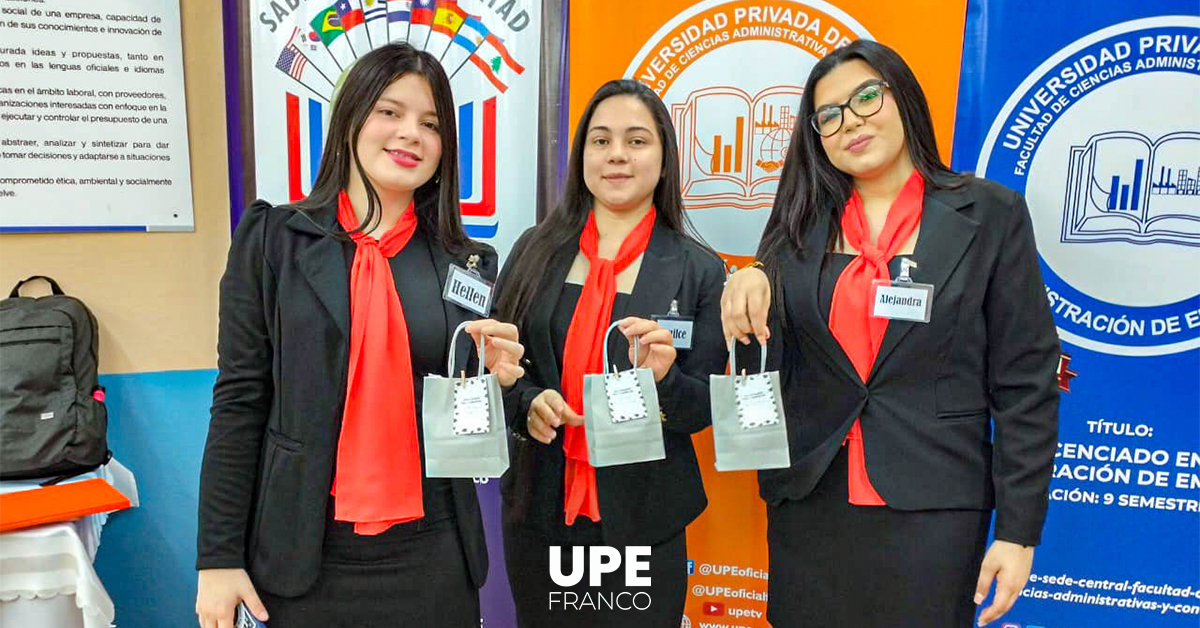 Tesistas de Ingeniería Comercial Culminan su Formación Académica: Compromiso y Excelencia