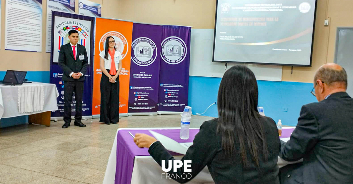 Tesistas de Ingeniería Comercial Culminan su Formación Académica: Compromiso y Excelencia