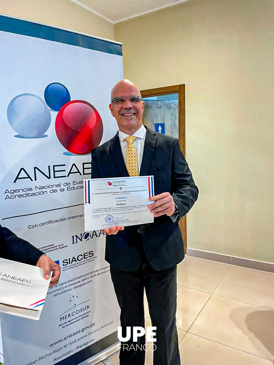 Entrega de Certificado de acreditación de la Carrera de Medicina por la ANEAES