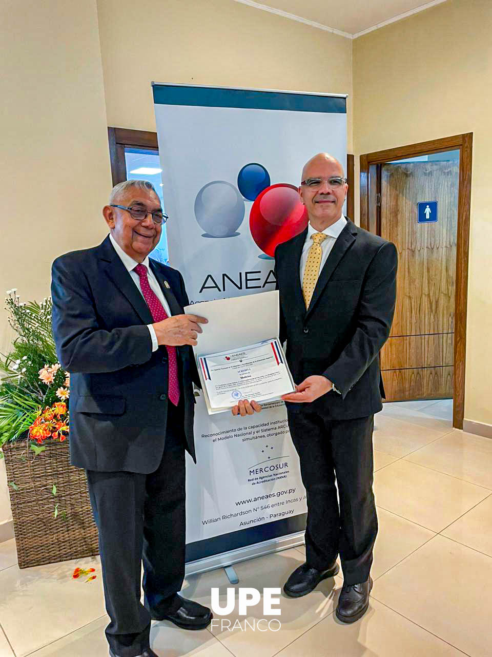 Entrega de Certificado de acreditación de la Carrera de Medicina por la ANEAES