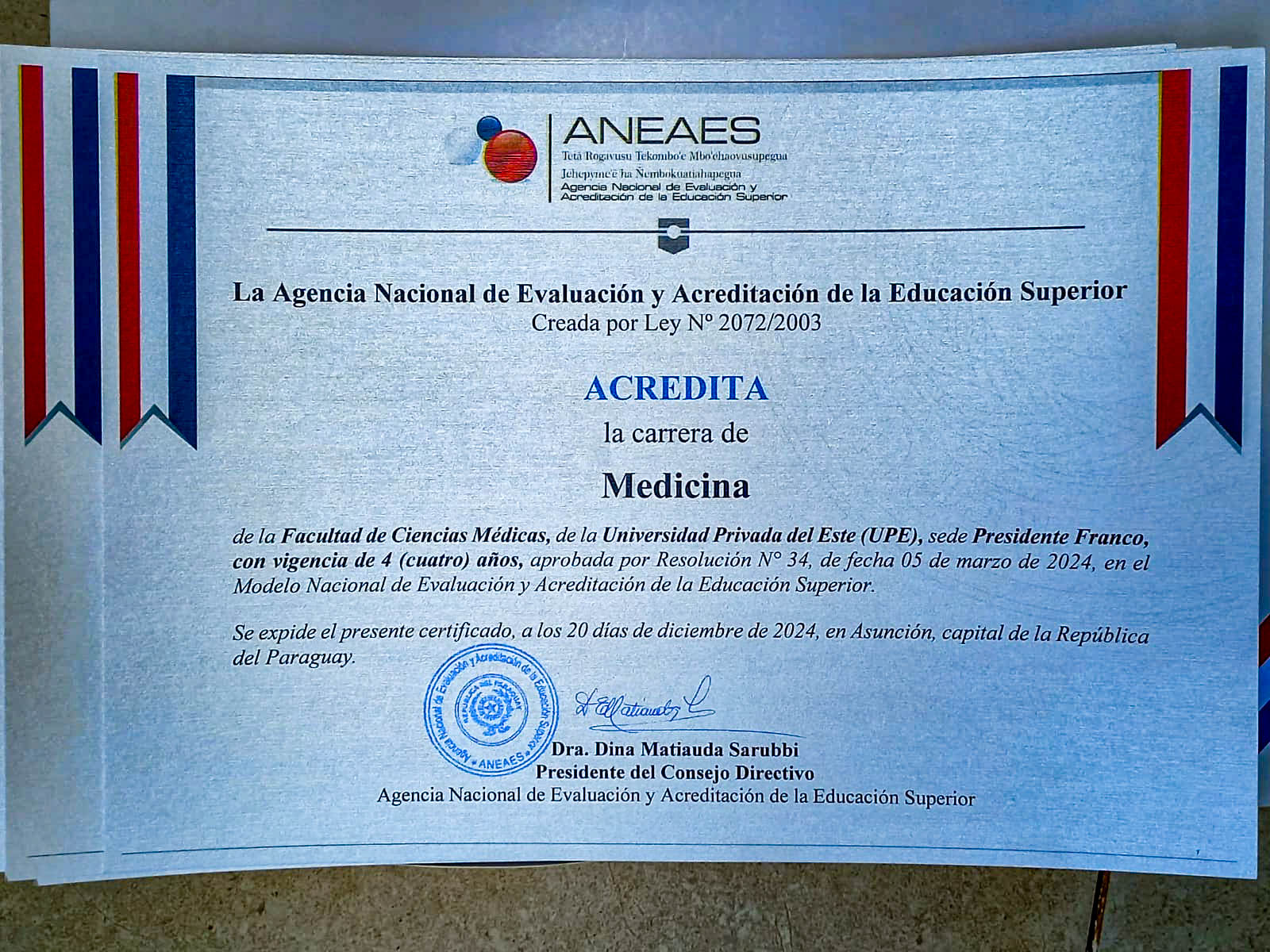 Entrega de Certificado de acreditación de la Carrera de Medicina por la ANEAES