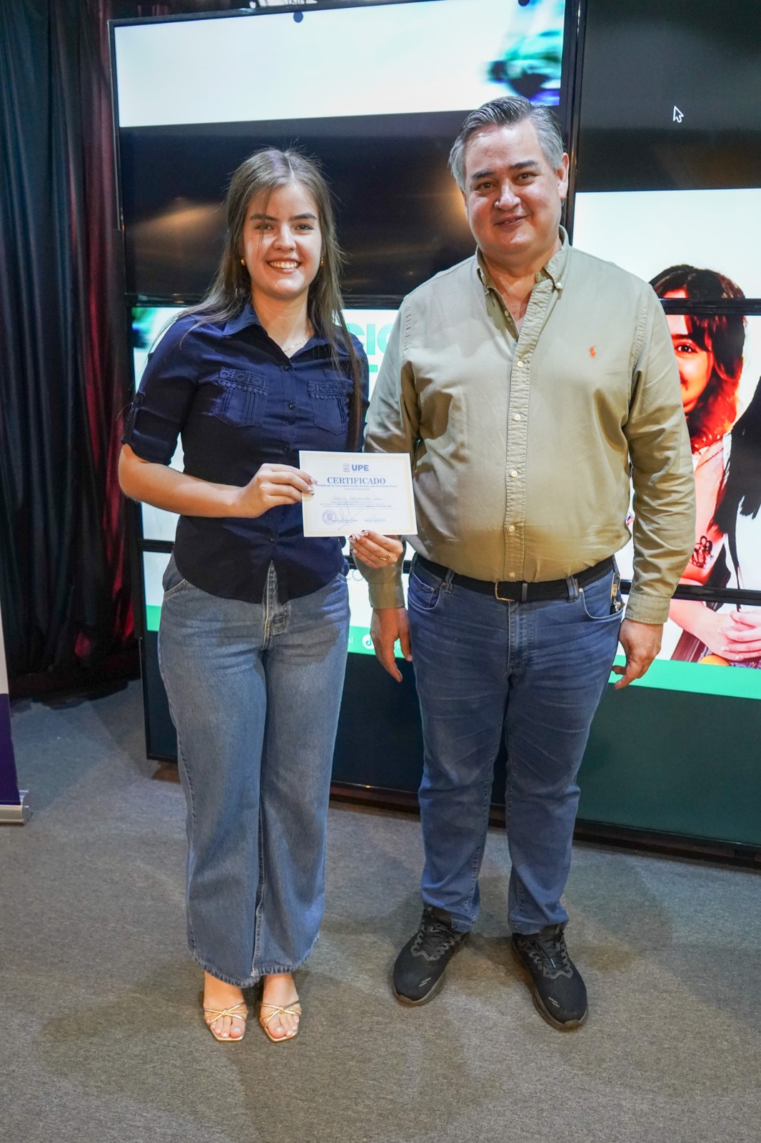 UPE Franco entregó becas y medias becas a centenares de jóvenes medalla de oro y mejores egresados