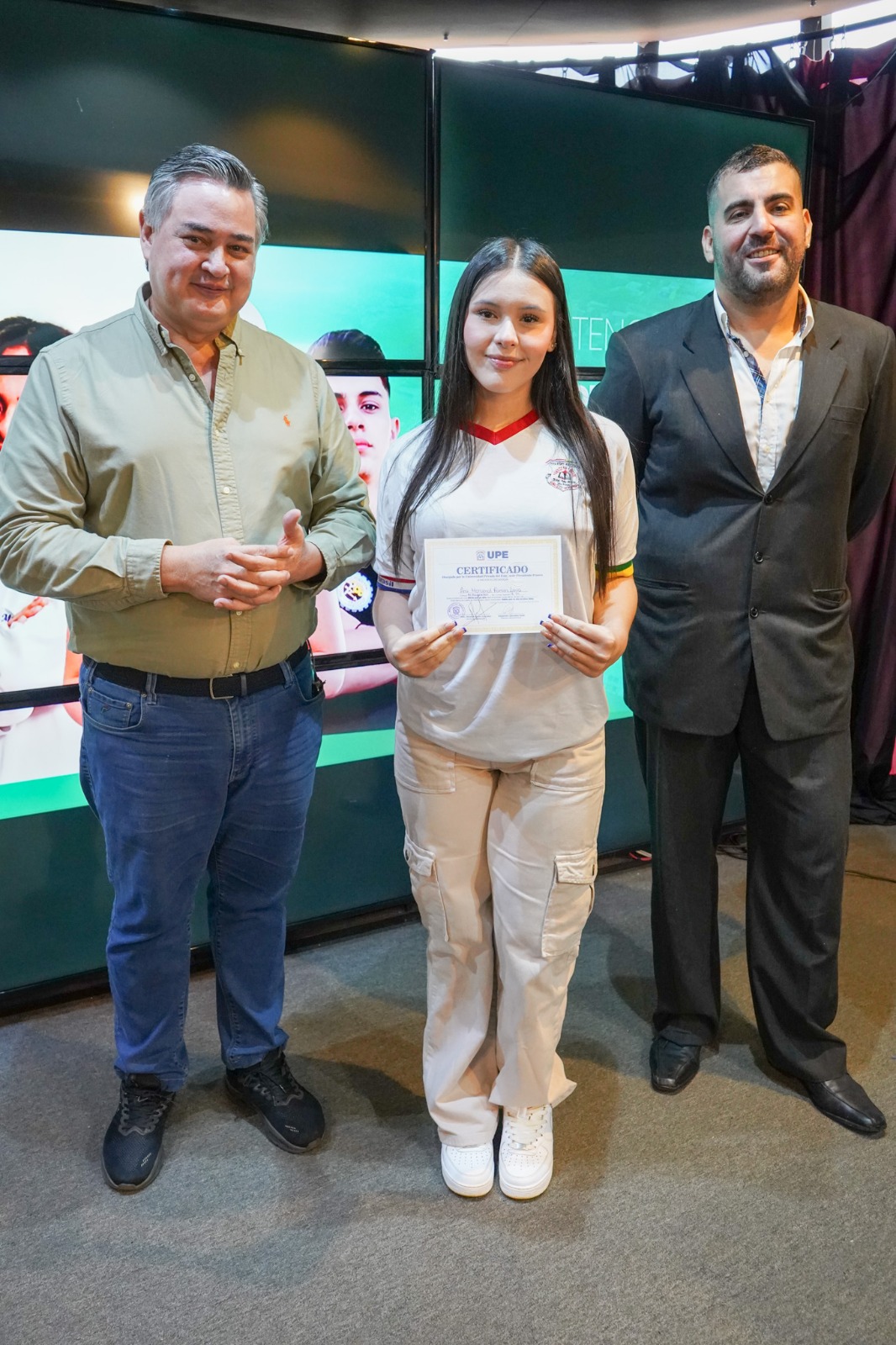 UPE Franco entregó becas y medias becas a centenares de jóvenes medalla de oro y mejores egresados