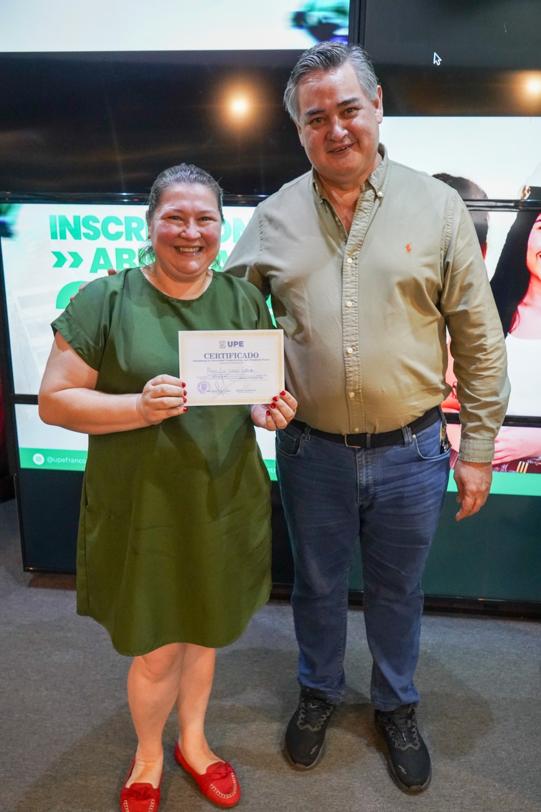 UPE Franco entregó becas y medias becas a centenares de jóvenes medalla de oro y mejores egresados