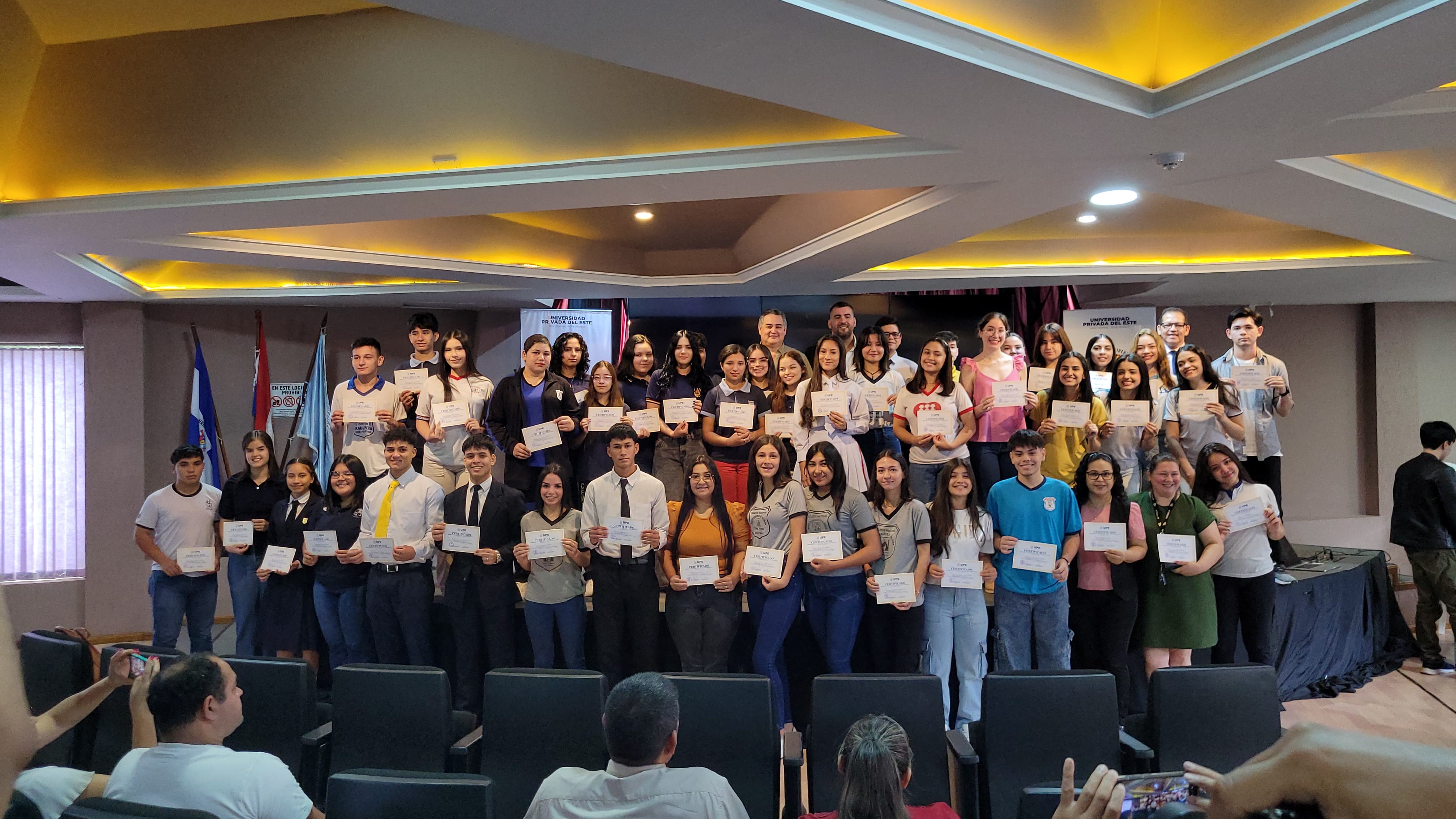 UPE Franco entregó becas y medias becas a centenares de jóvenes medalla de oro y mejores egresados