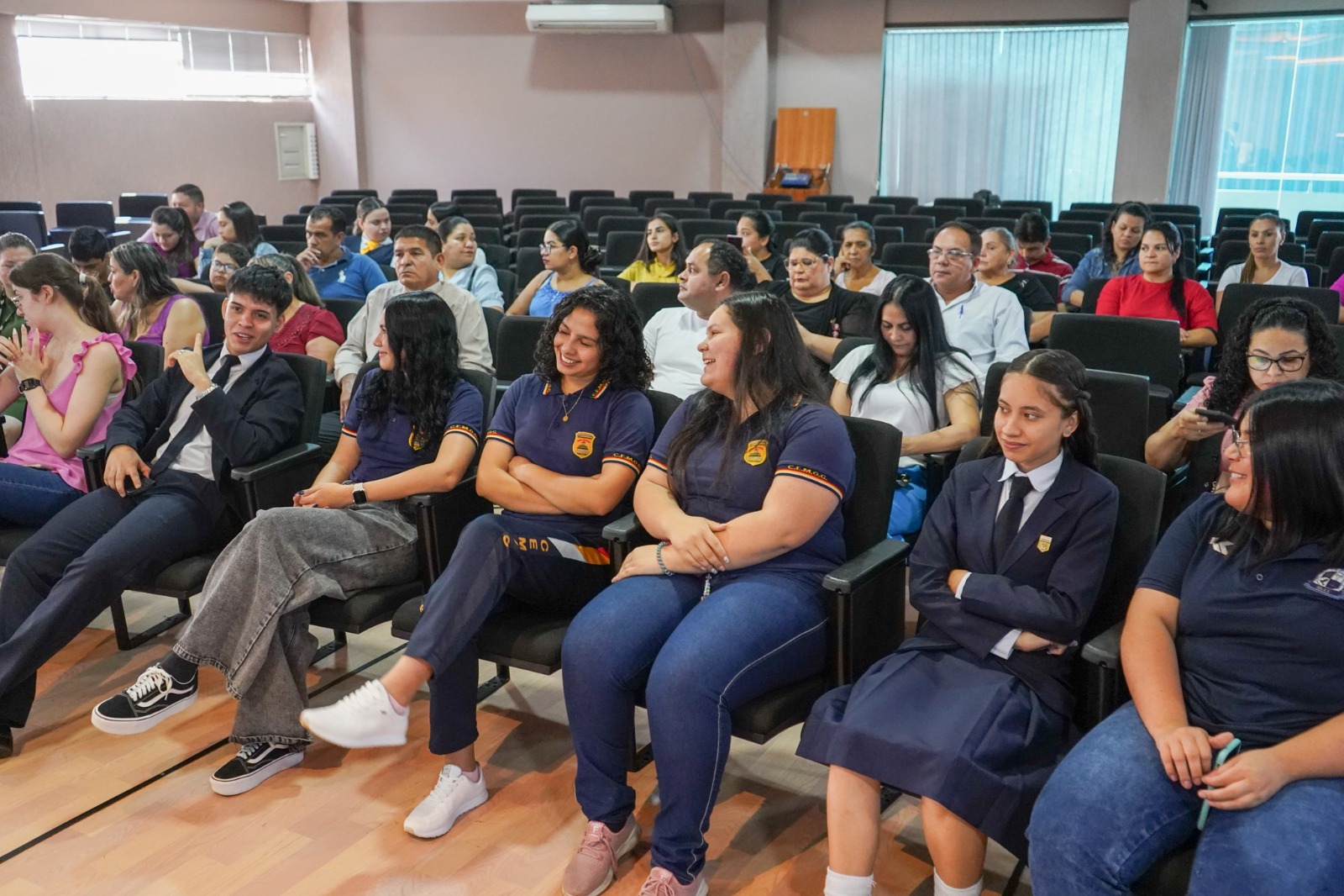 UPE Franco entregó becas y medias becas a centenares de jóvenes medalla de oro y mejores egresados