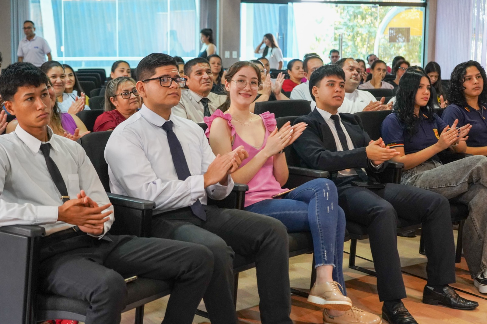 UPE Franco entregó becas y medias becas a centenares de jóvenes medalla de oro y mejores egresados