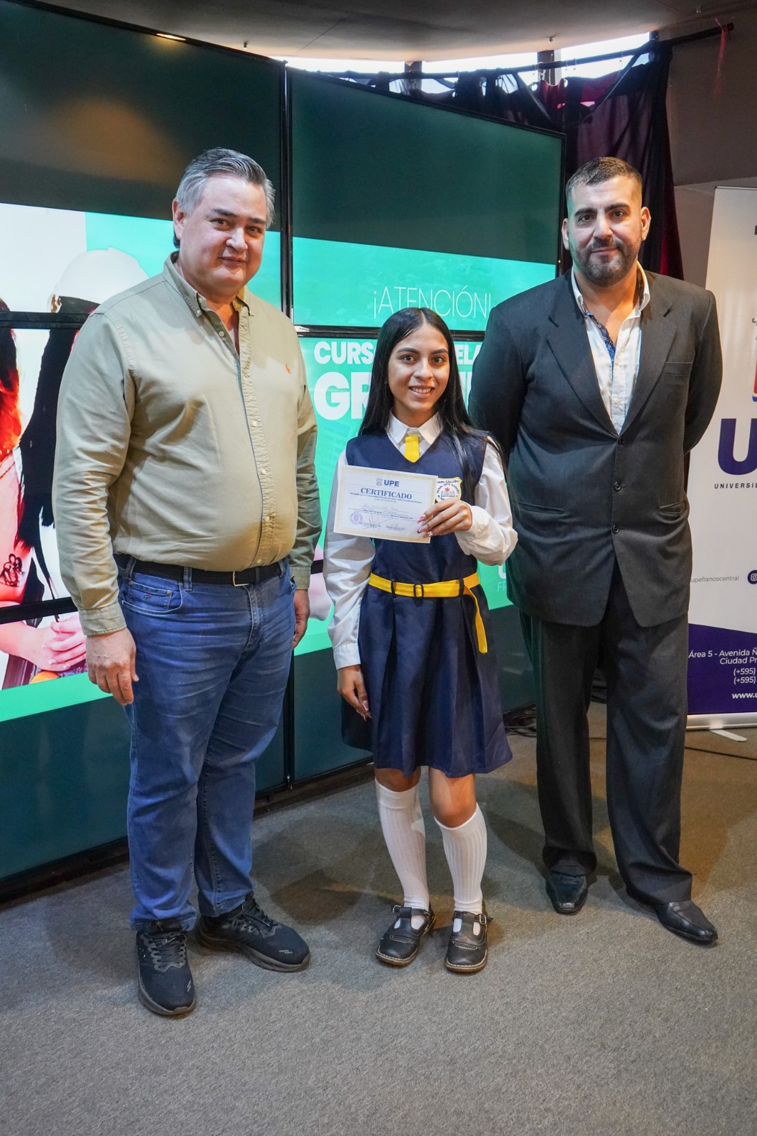 UPE Franco entregó becas y medias becas a centenares de jóvenes medalla de oro y mejores egresados