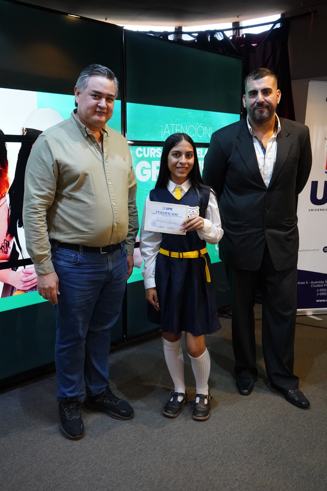 UPE Franco entregó becas y medias becas a centenares de jóvenes medalla de oro y mejores egresados