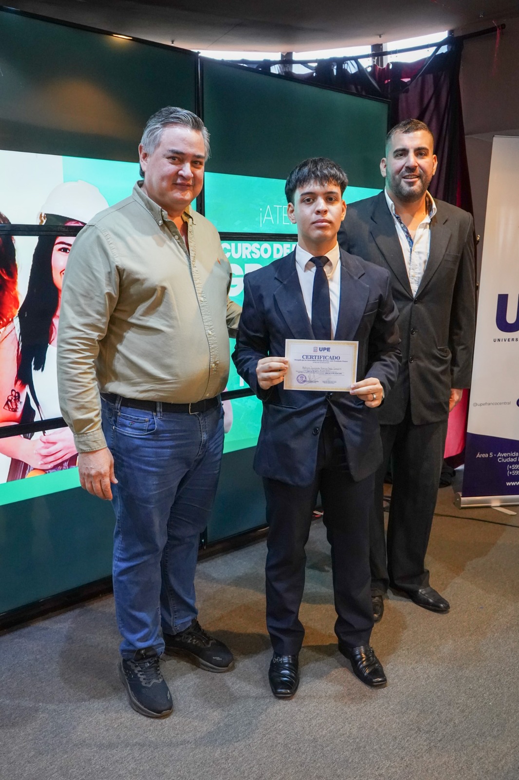 UPE Franco entregó becas y medias becas a centenares de jóvenes medalla de oro y mejores egresados