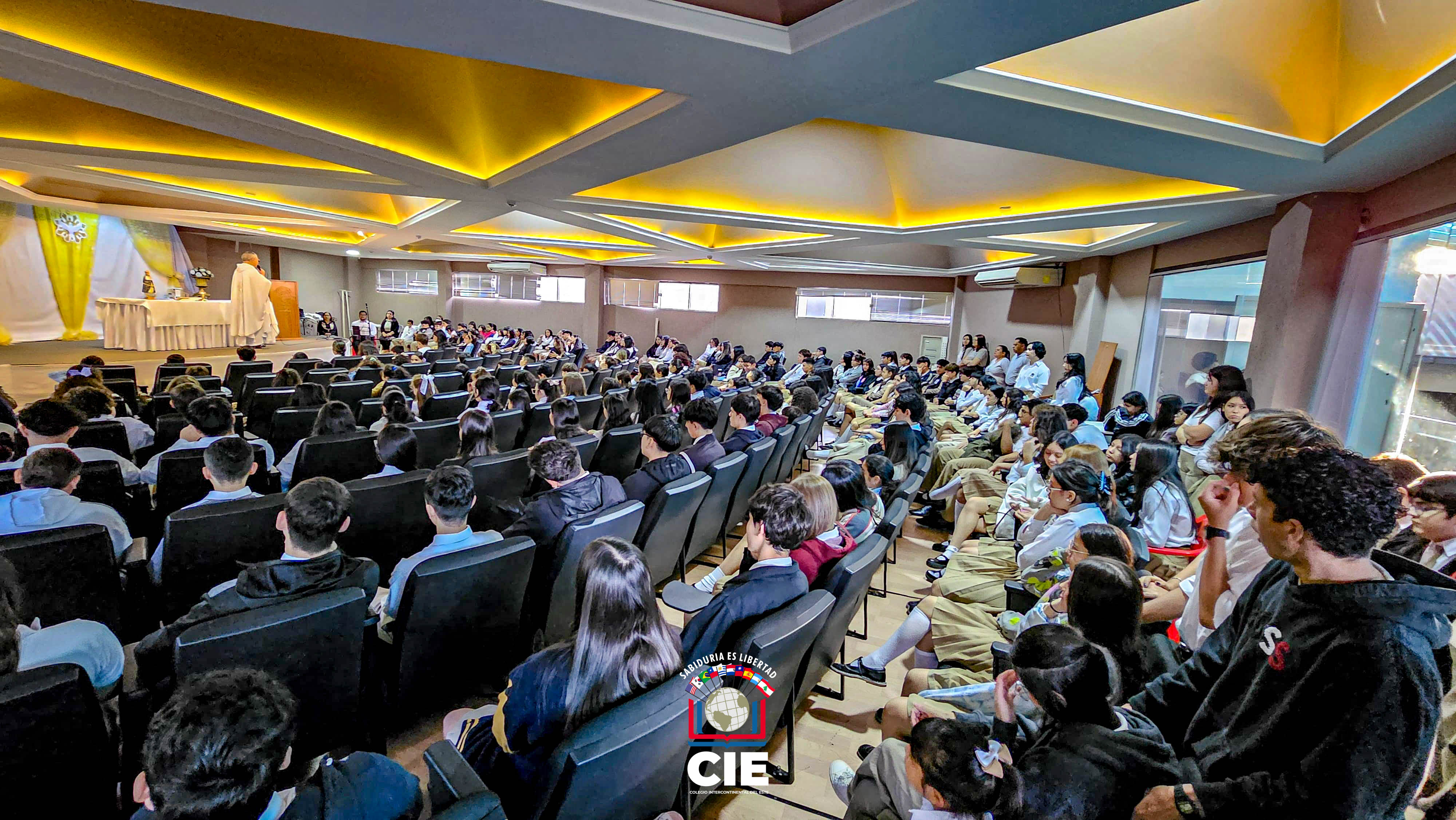 Comunidad del CIE se reúne en Misa de acción de gracias tras Semana Santa