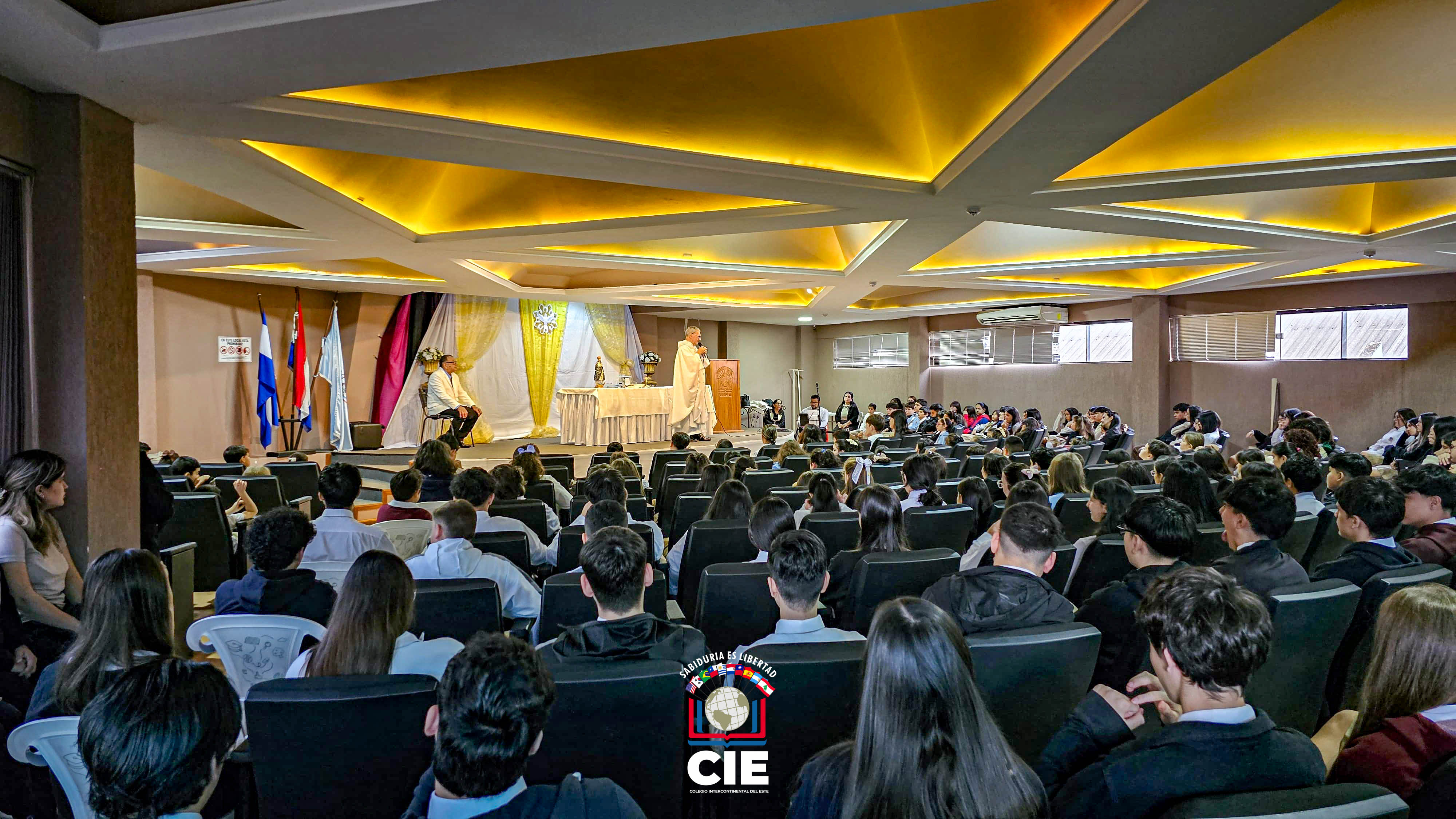 Comunidad del CIE se reúne en Misa de acción de gracias tras Semana Santa