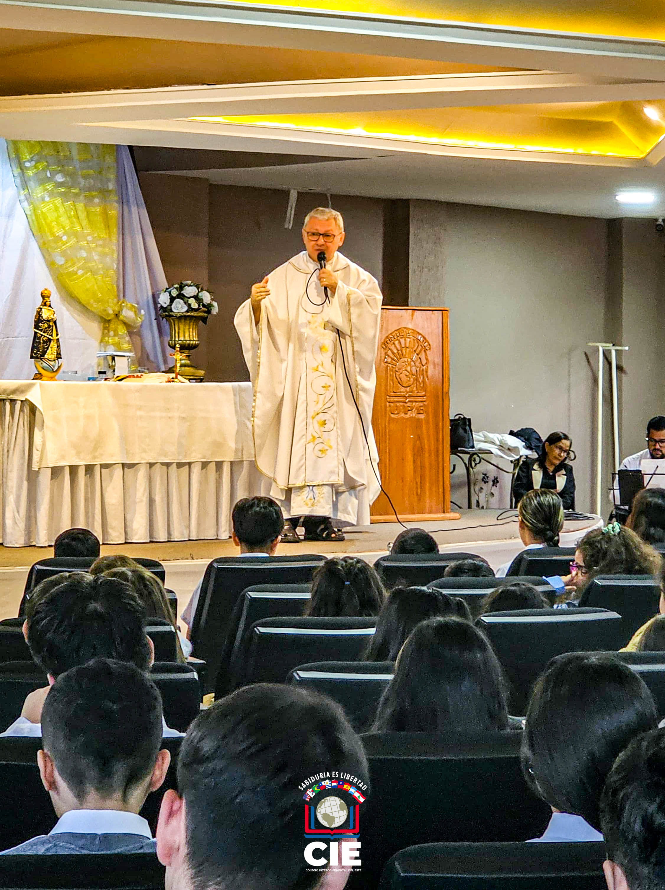 Comunidad del CIE se reúne en Misa de acción de gracias tras Semana Santa