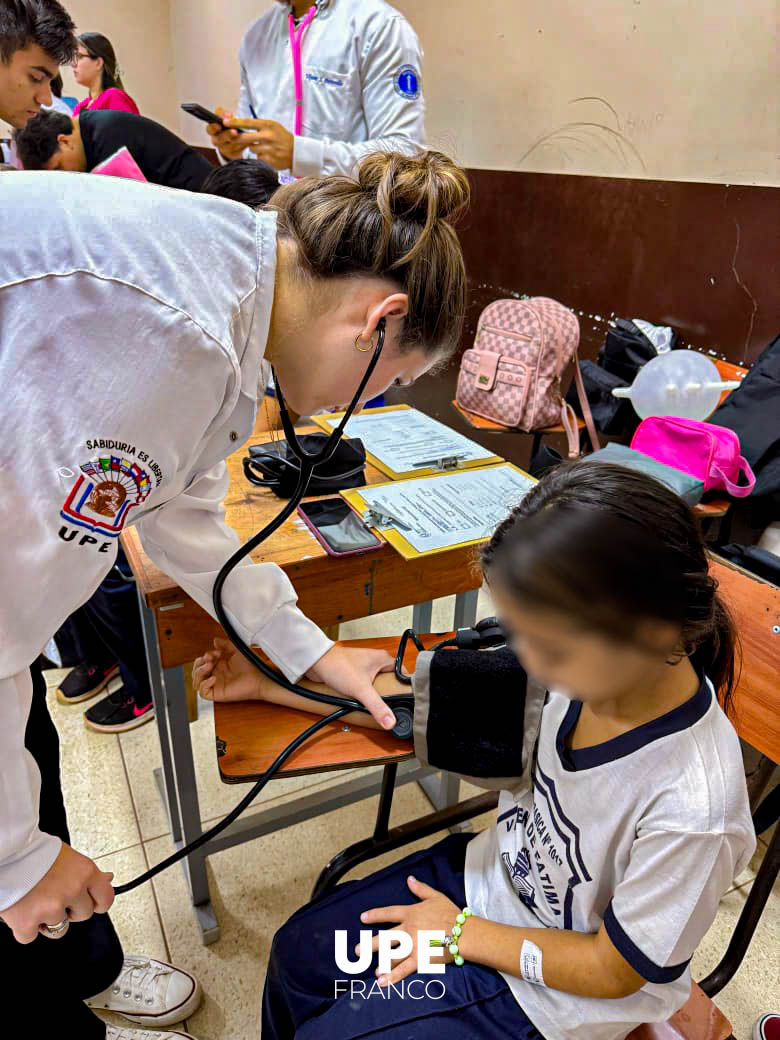  Jornada de inspección médica: Alumnos de Medicina aplican conocimientos en la comunidad escolar