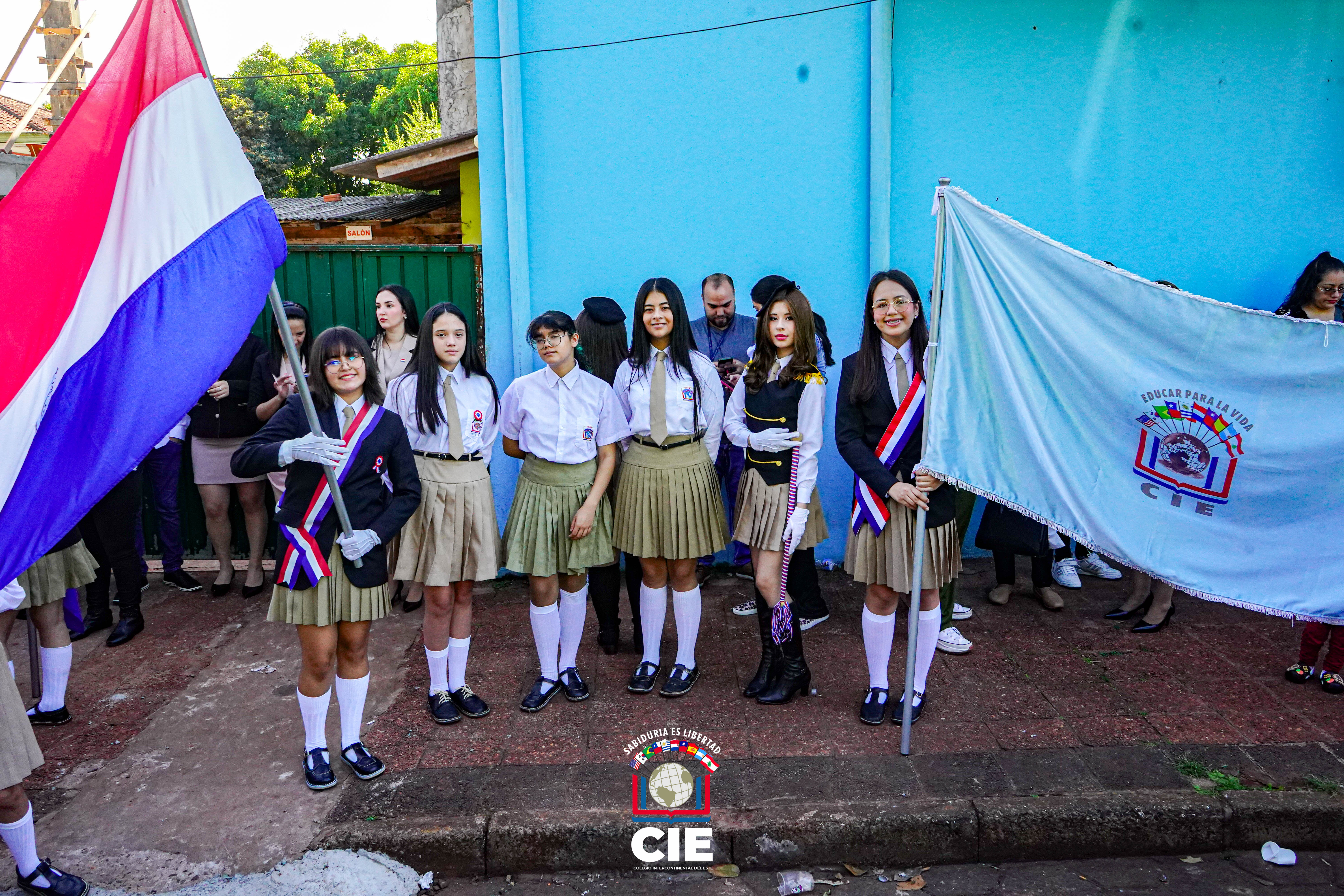 Desfile por los 214 años de Independencia Nacional: Colegio Intercontinental del Este presente