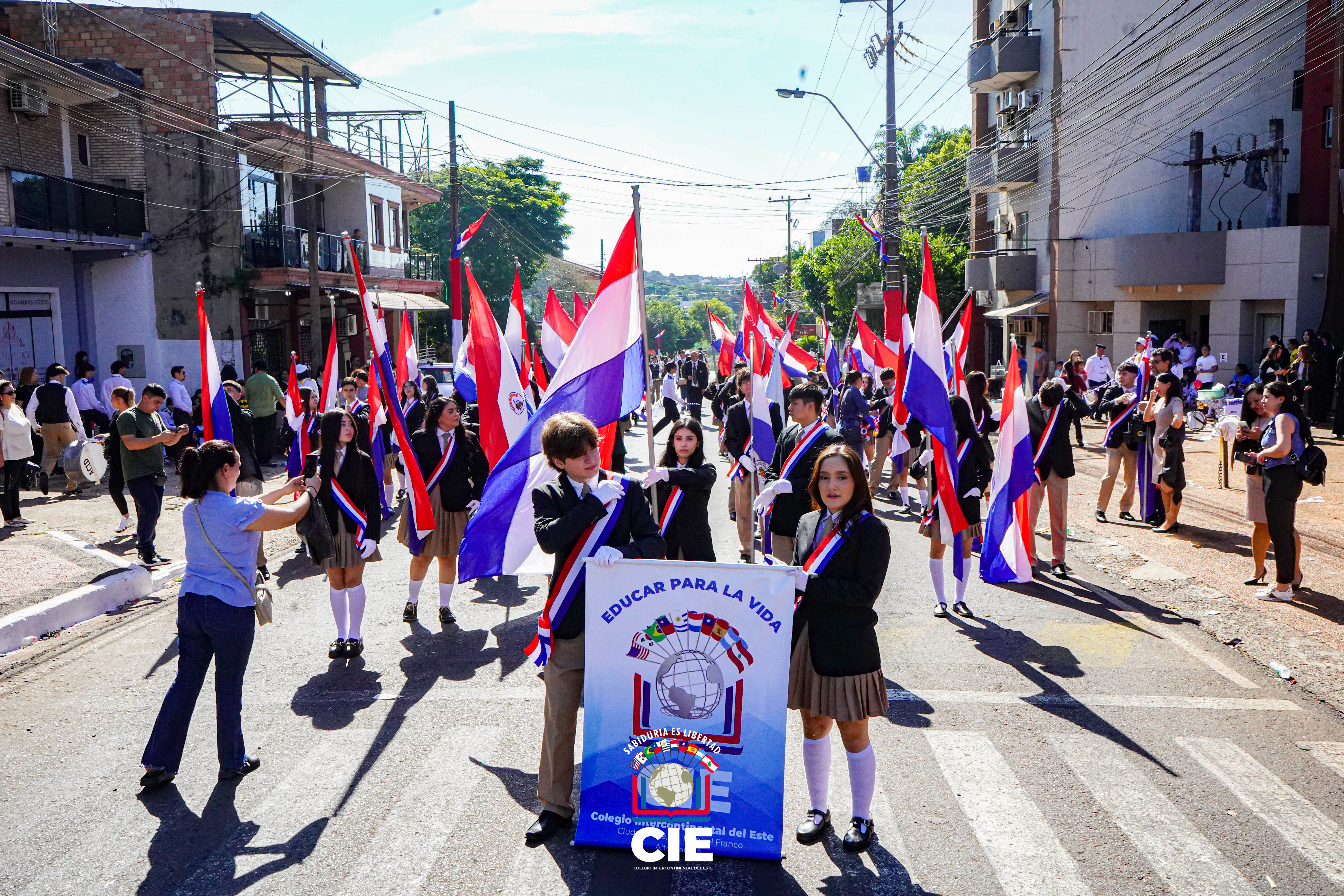 Desfile por los 214 años de Independencia Nacional: Colegio Intercontinental del Este presente