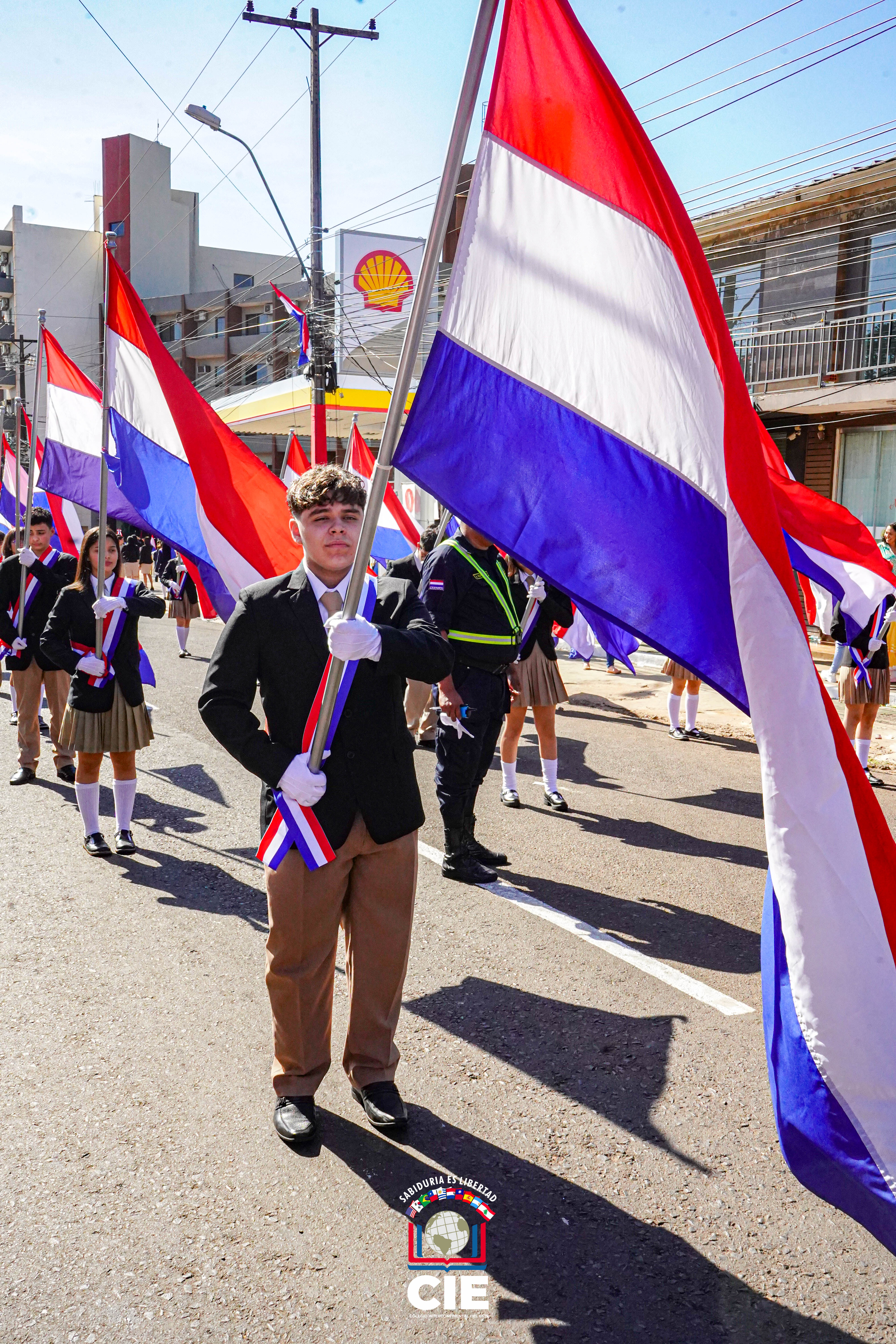 Desfile por los 214 años de Independencia Nacional: Colegio Intercontinental del Este presente