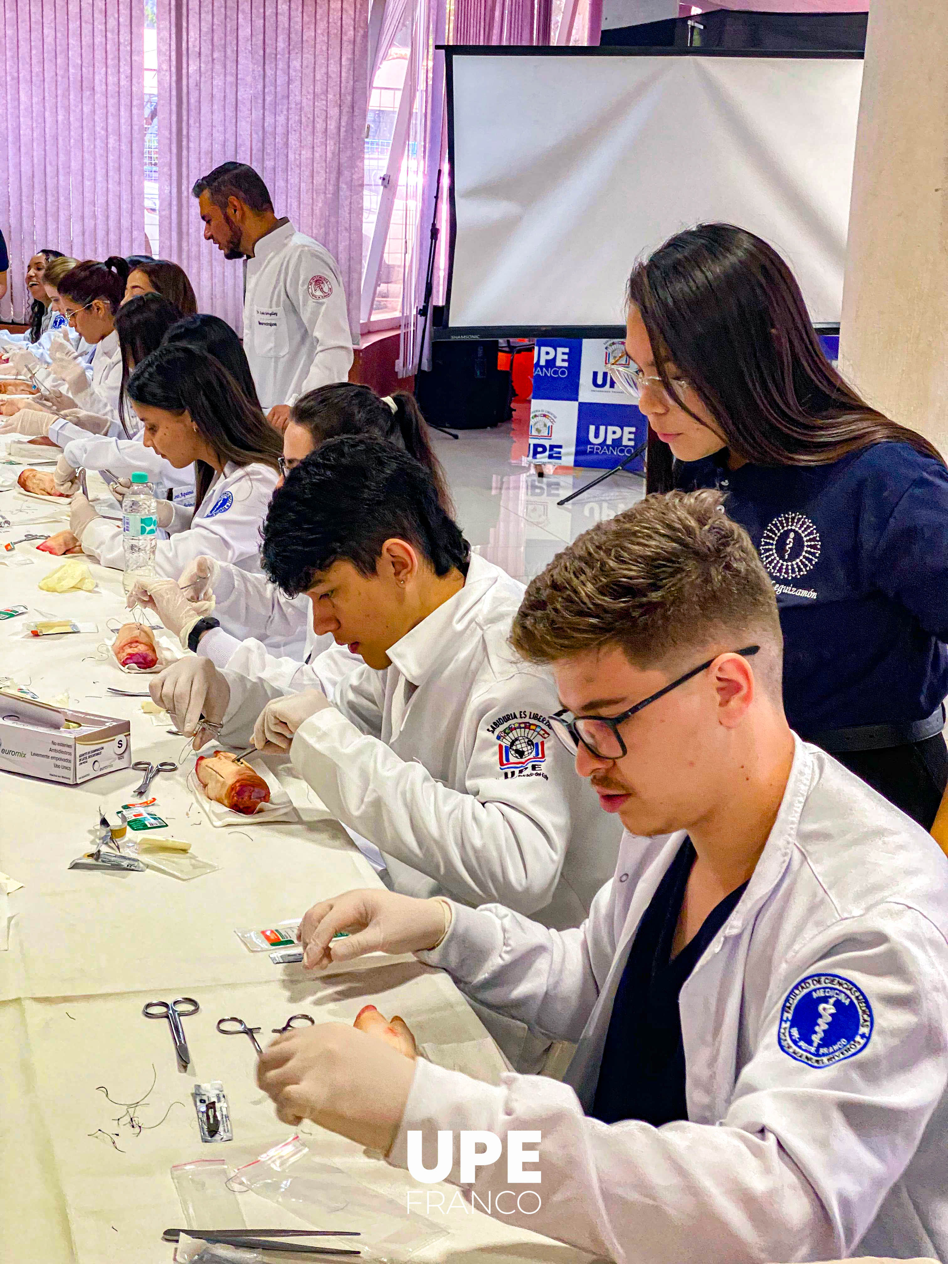Concluye con éxito el Taller Teórico Práctico de Habilidades Quirúrgicas: Nudos y Suturas