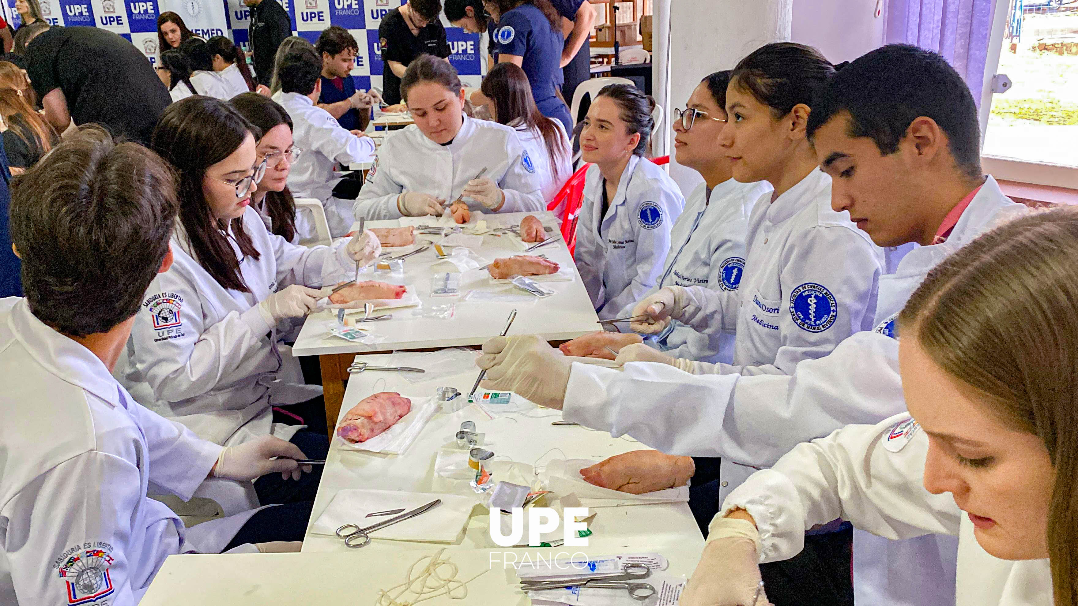 Concluye con éxito el Taller Teórico Práctico de Habilidades Quirúrgicas: Nudos y Suturas