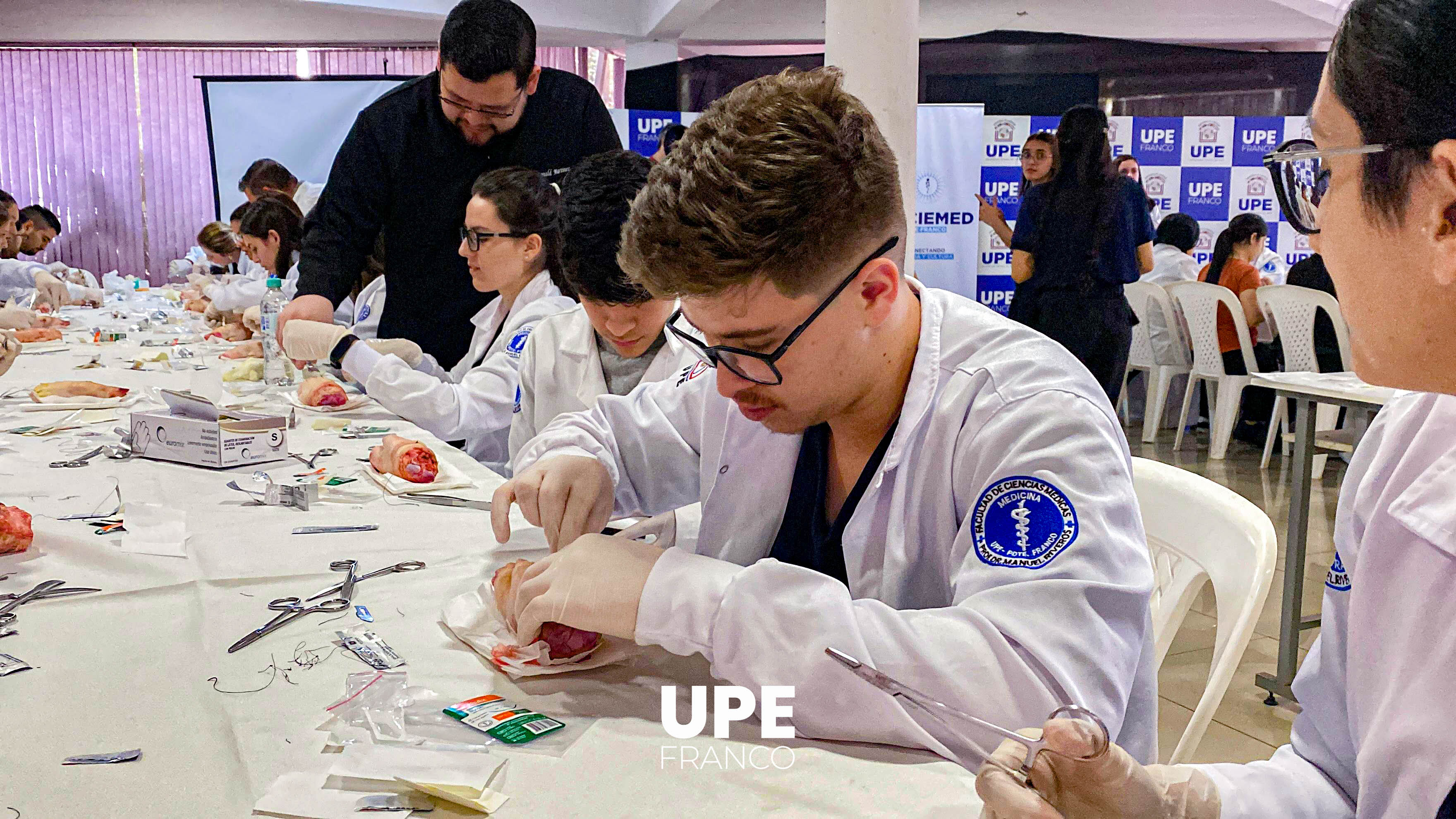 Concluye con éxito el Taller Teórico Práctico de Habilidades Quirúrgicas: Nudos y Suturas