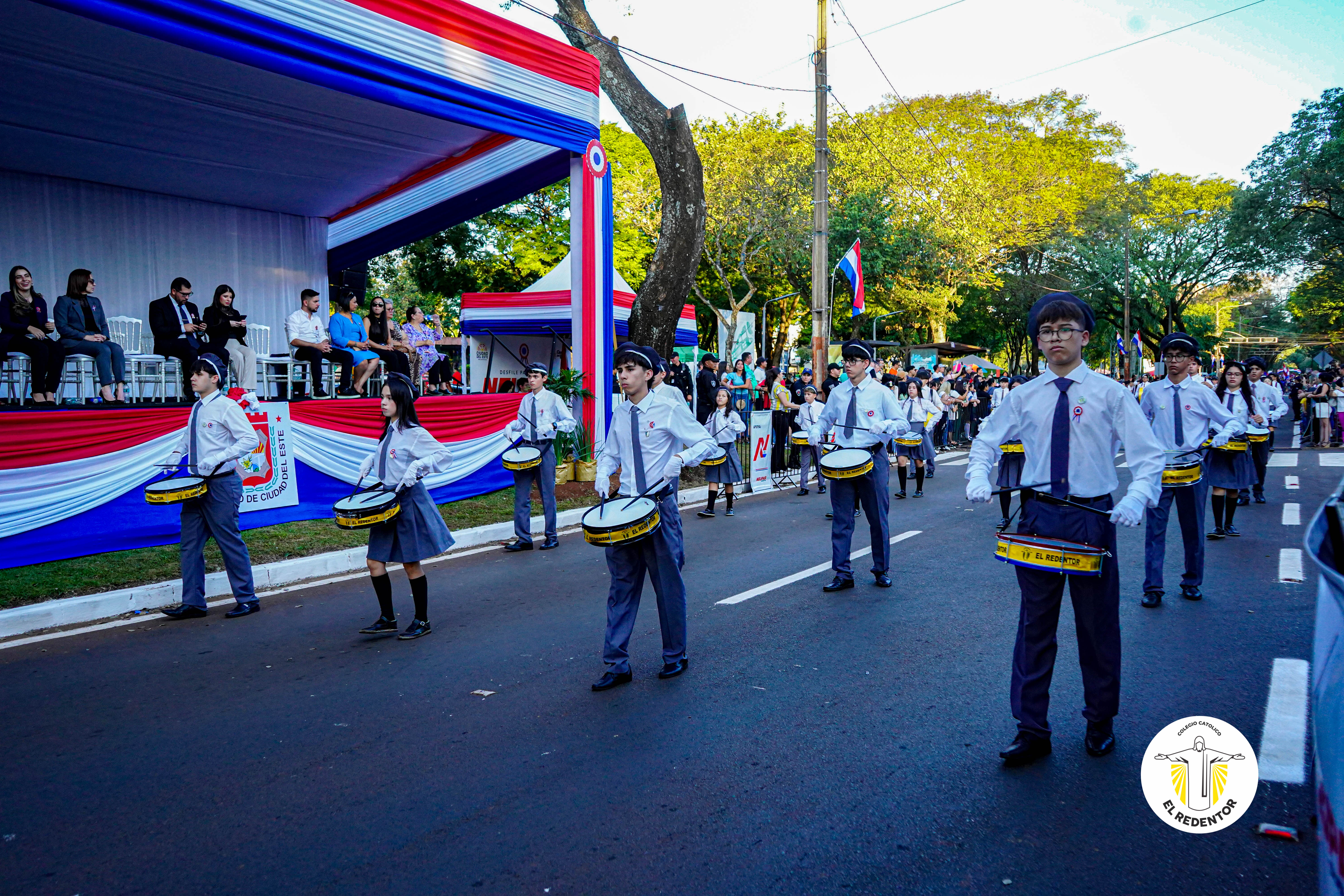 Desfile por la Independencia Nacional: El Colegio Católico El Redentor honra a la Patria