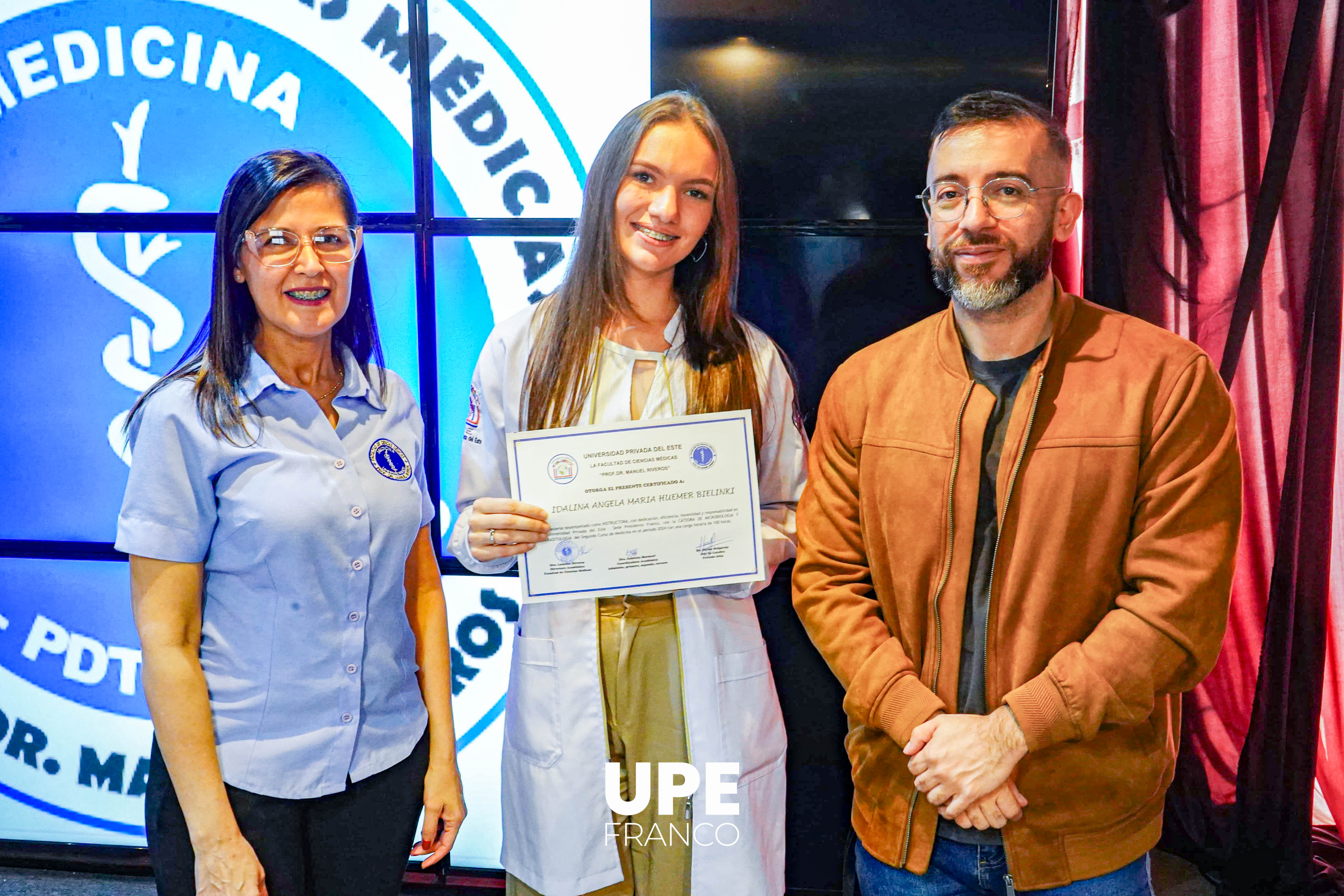 Entrega de certificados a instructores de cátedras en Medicina: Reconocimiento a la labor académica
