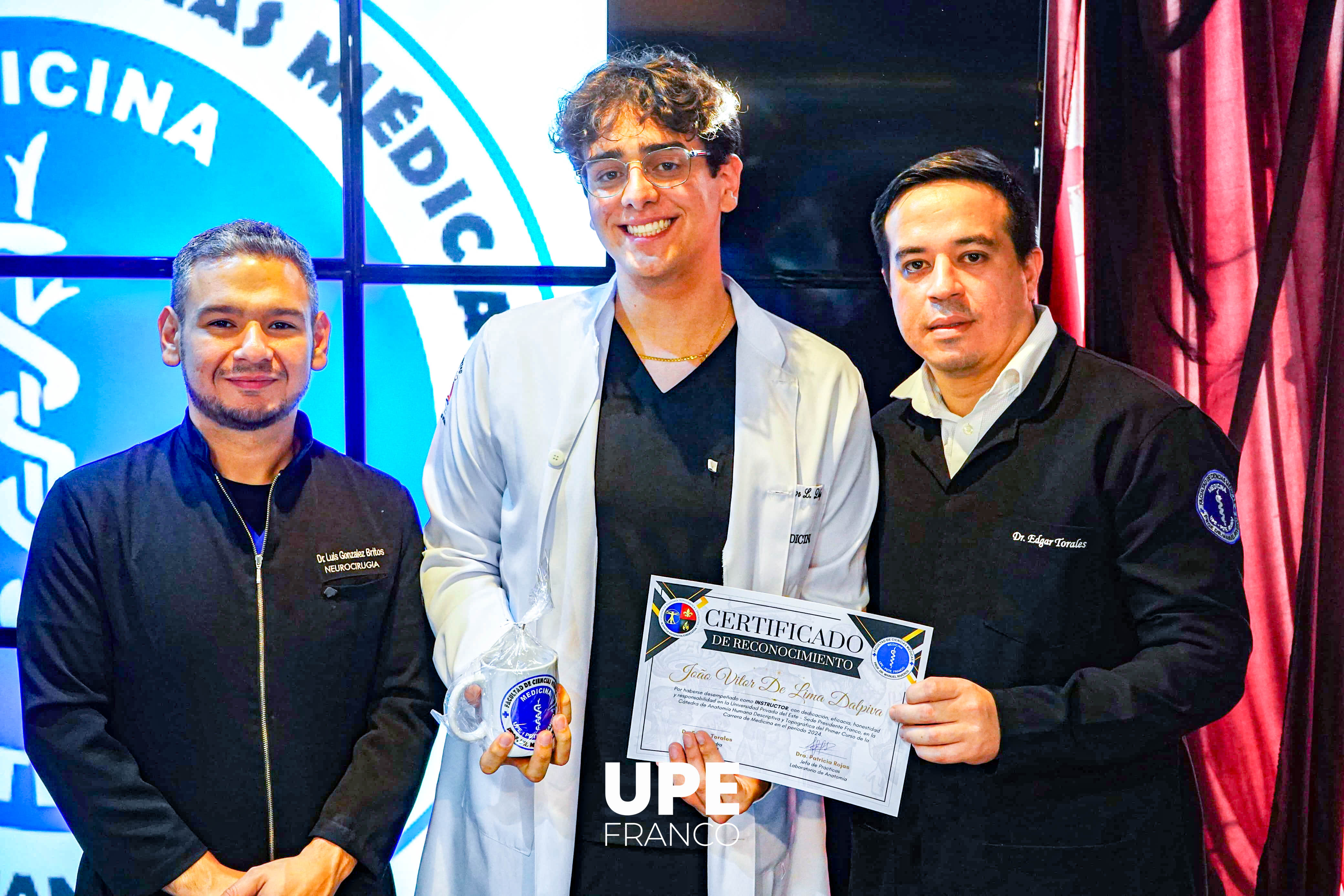 Entrega de certificados a instructores de cátedras en Medicina: Reconocimiento a la labor académica