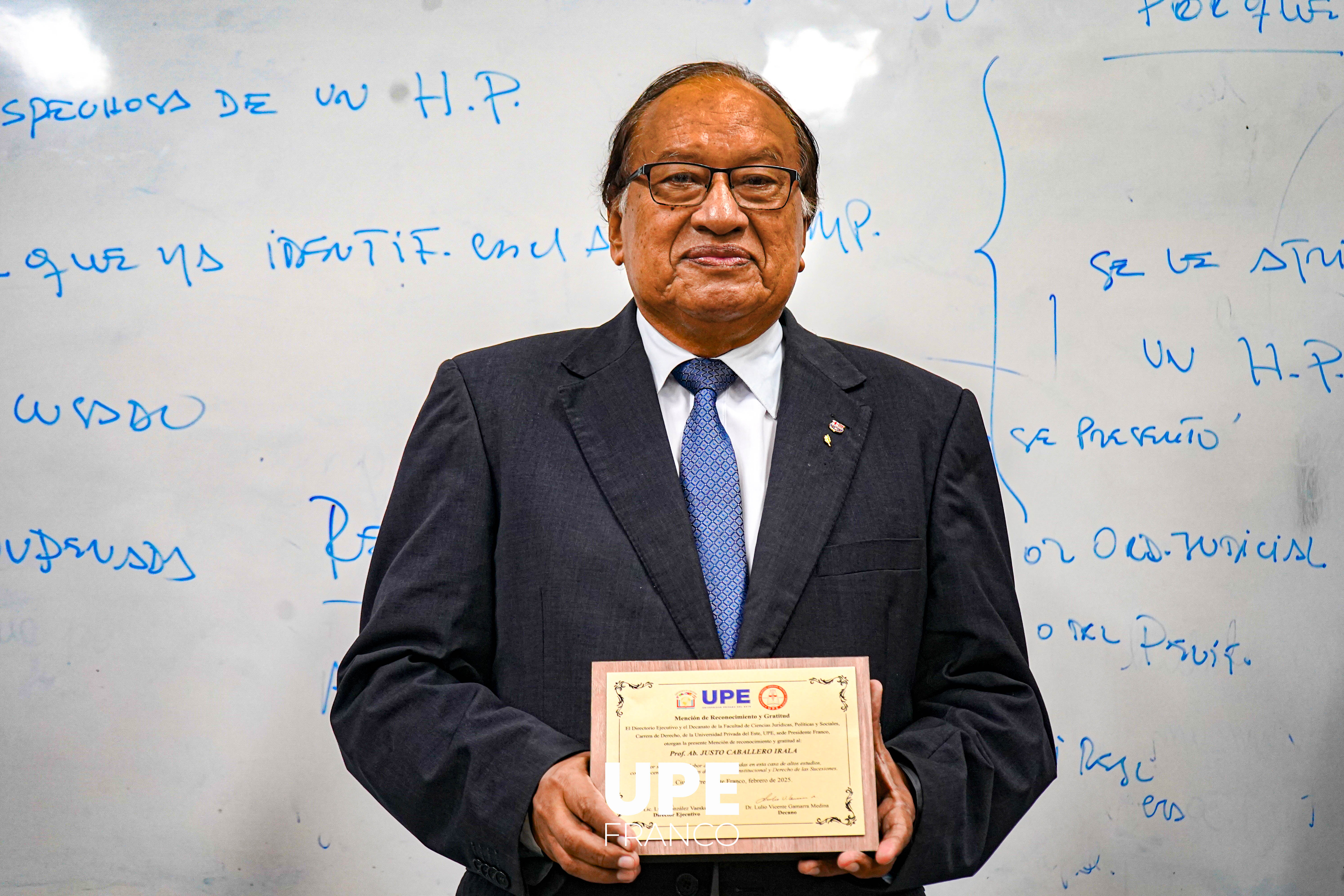 Acto de Reconocimiento al Dr. Justo Caballero Irala por 30 años de docencia en la UPE
