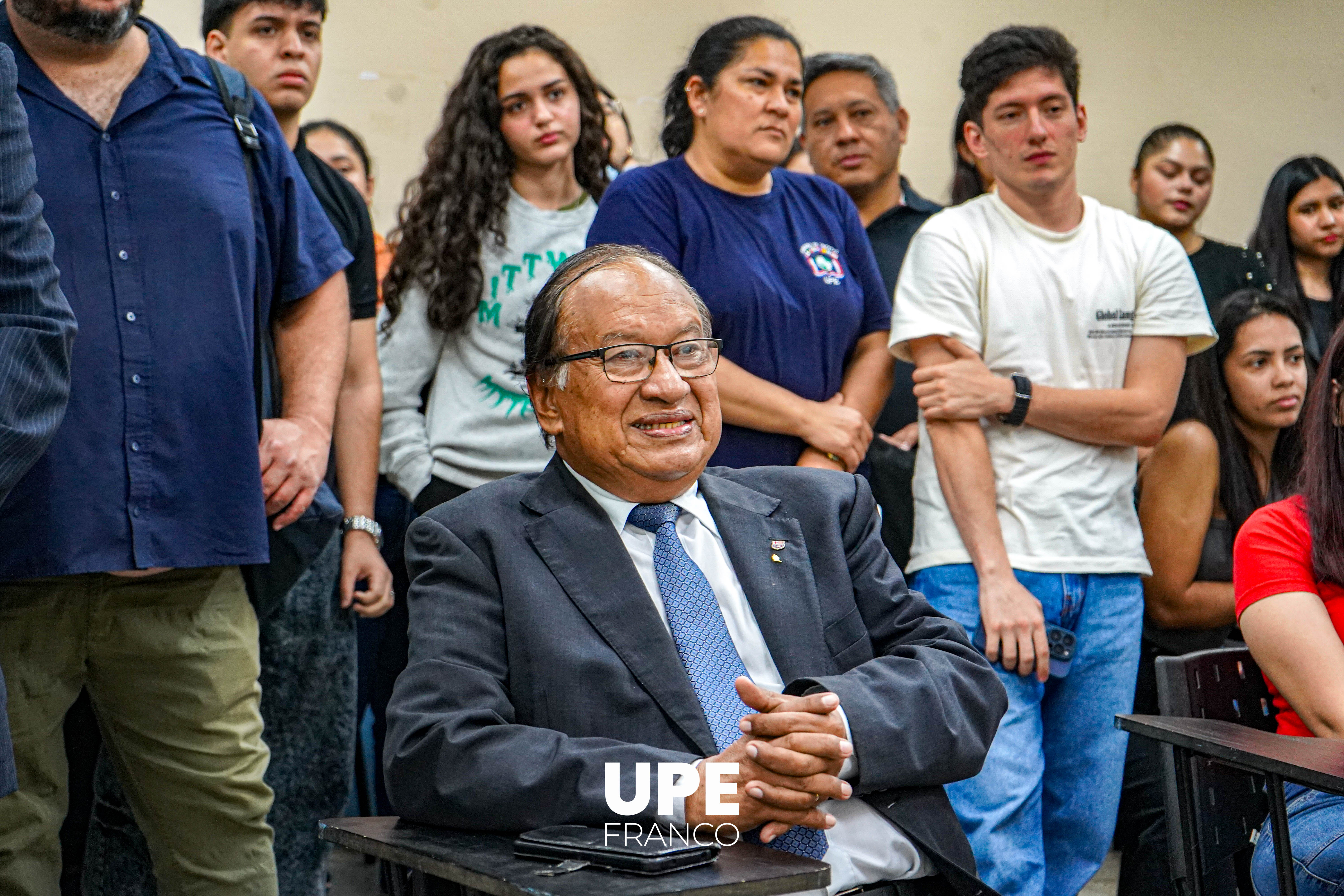 Acto de Reconocimiento al Dr. Justo Caballero Irala por 30 años de docencia en la UPE