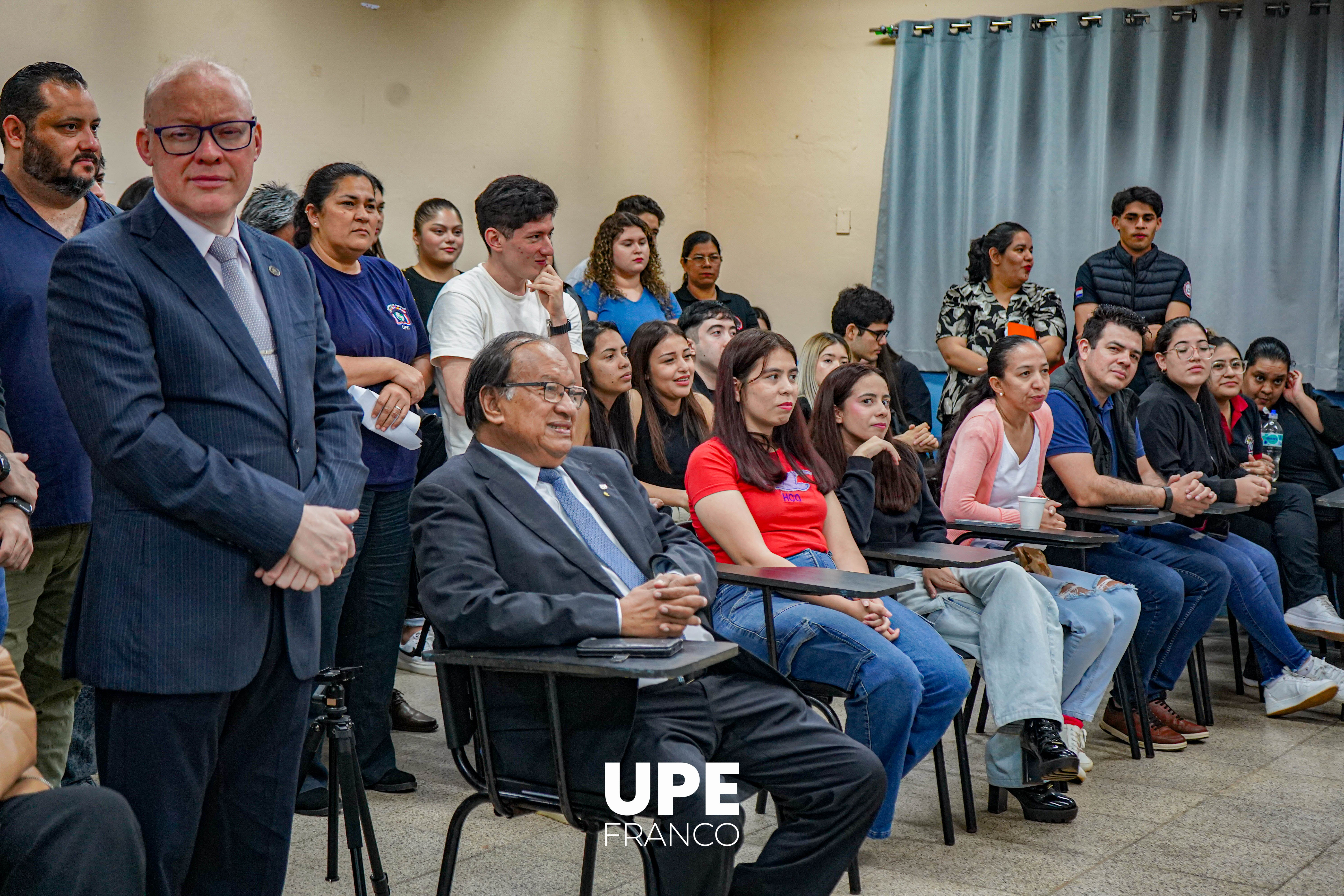 Acto de Reconocimiento al Dr. Justo Caballero Irala por 30 años de docencia en la UPE
