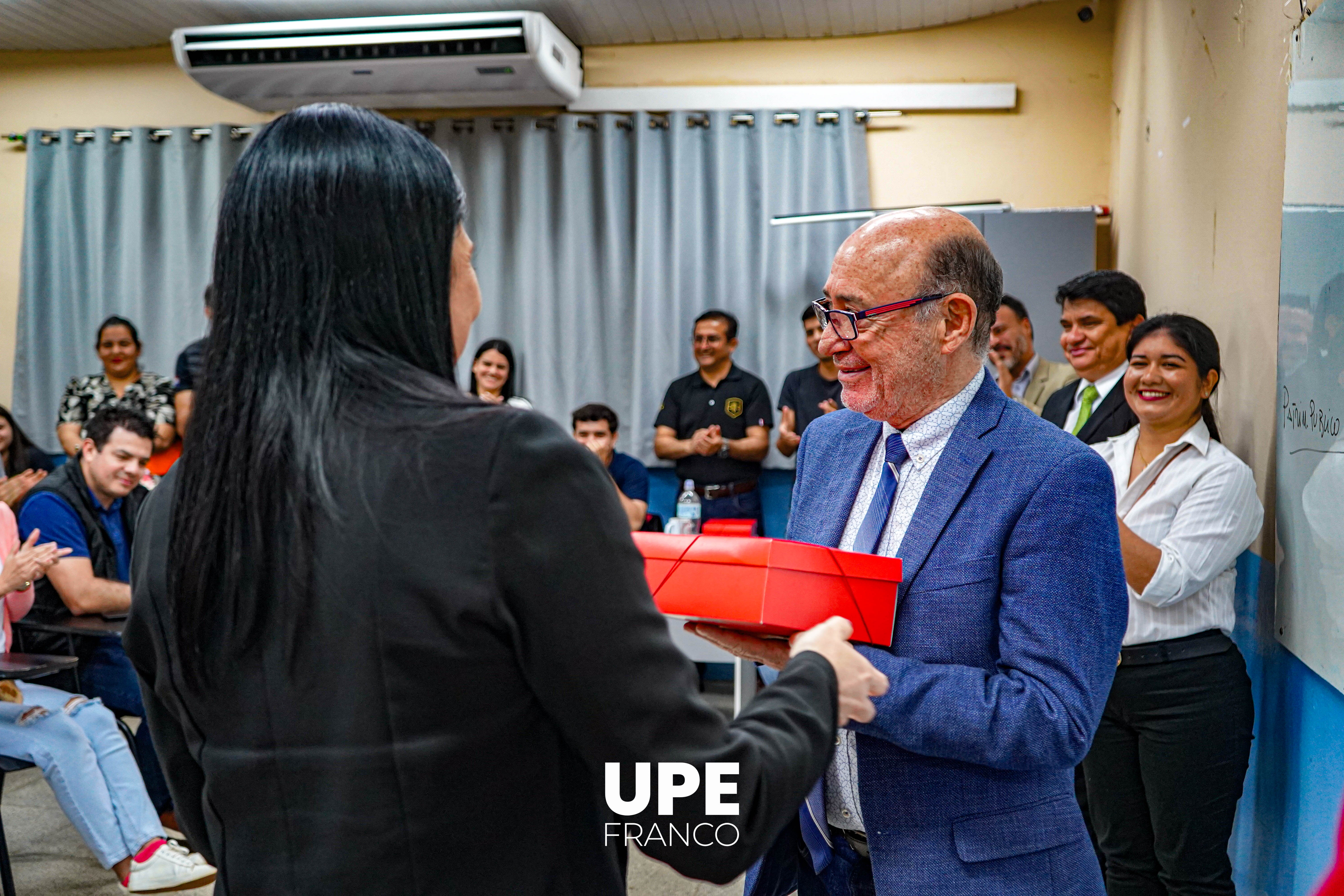 Acto de Reconocimiento al Dr. Justo Caballero Irala por 30 años de docencia en la UPE