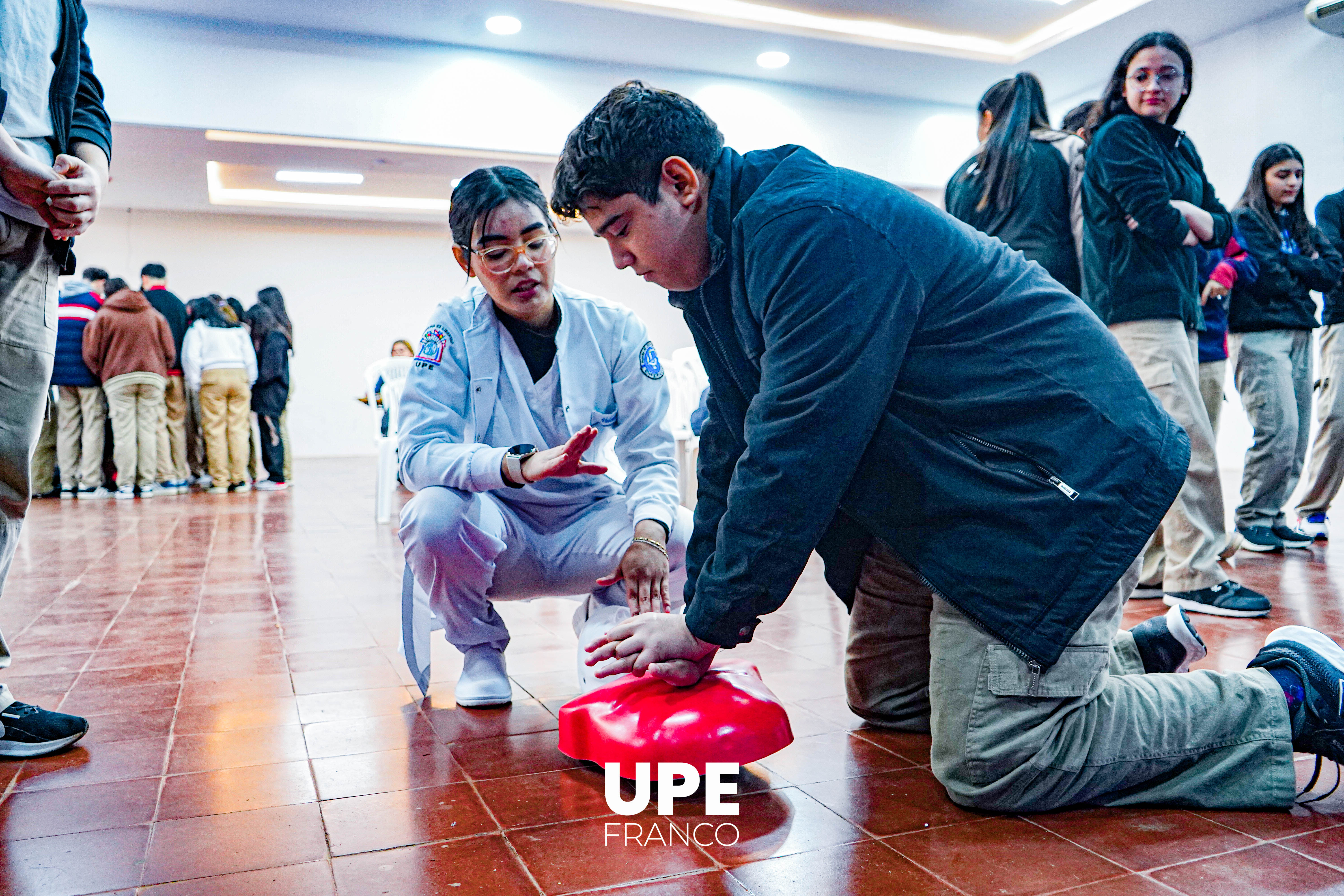 Primeros Auxilios para Escolares: Estudiantes de Enfermería comparten su saber con la comunidad del CIE