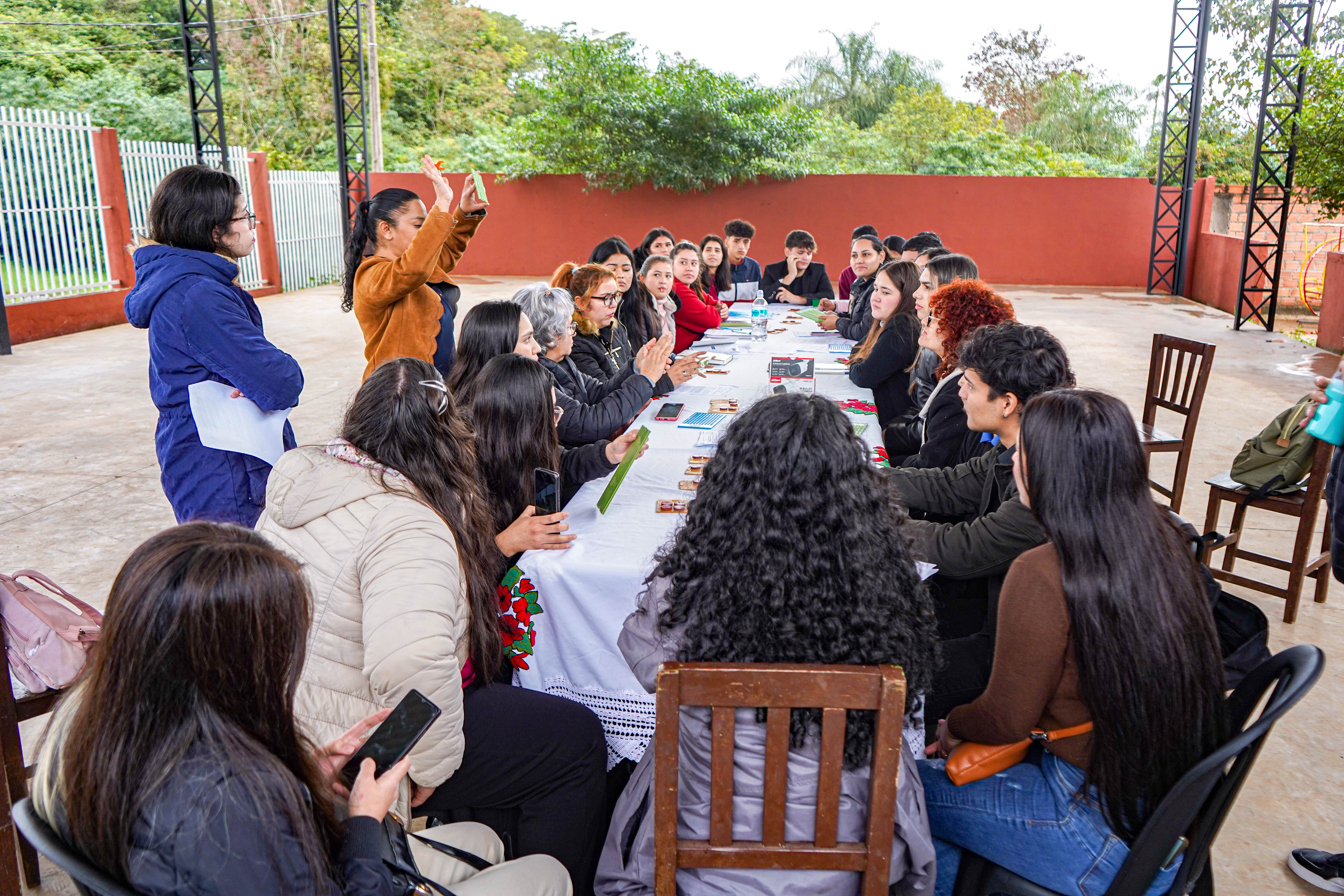 Conociendo la discapacidad visual: Estudiantes de Ciencias de la Educación visitan la Asociación de Ciegos del Paraguay
